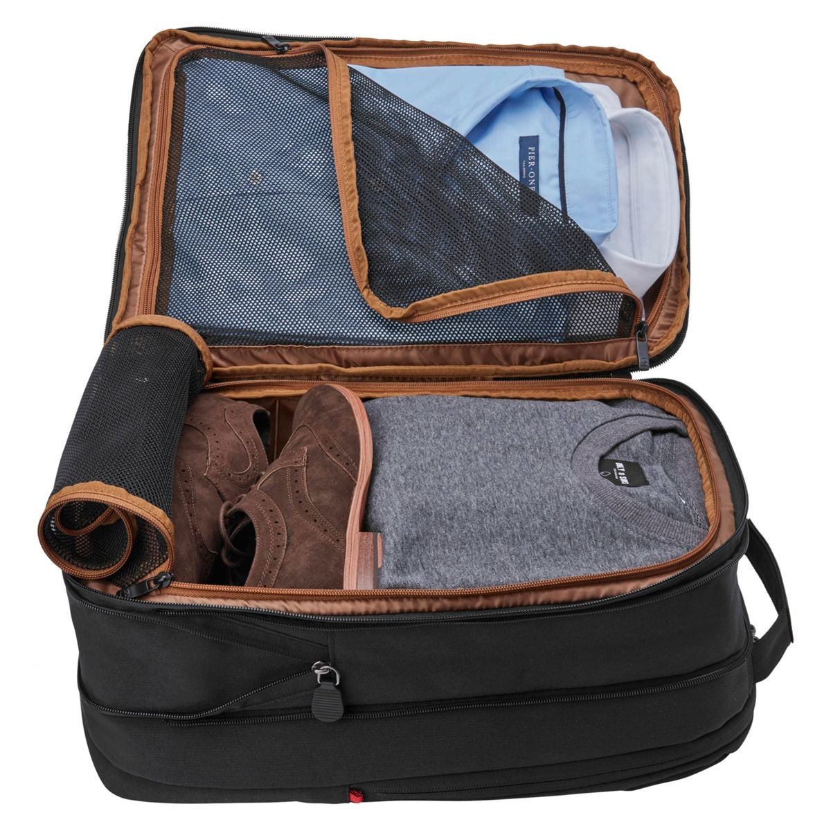 Schwarzer Koffer, geöffnet, mit Kleidung und Schuhen gepackt.