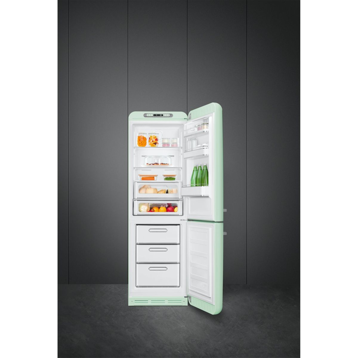 Refrigerador verde claro abierto lleno de comida: frascos, verduras, huevos, frutas, bebidas.