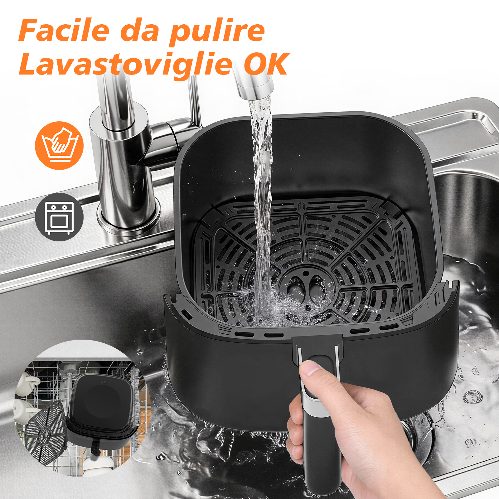Un cestello nero per friggitrice ad aria viene sciacquato sotto acqua corrente in un lavello.
