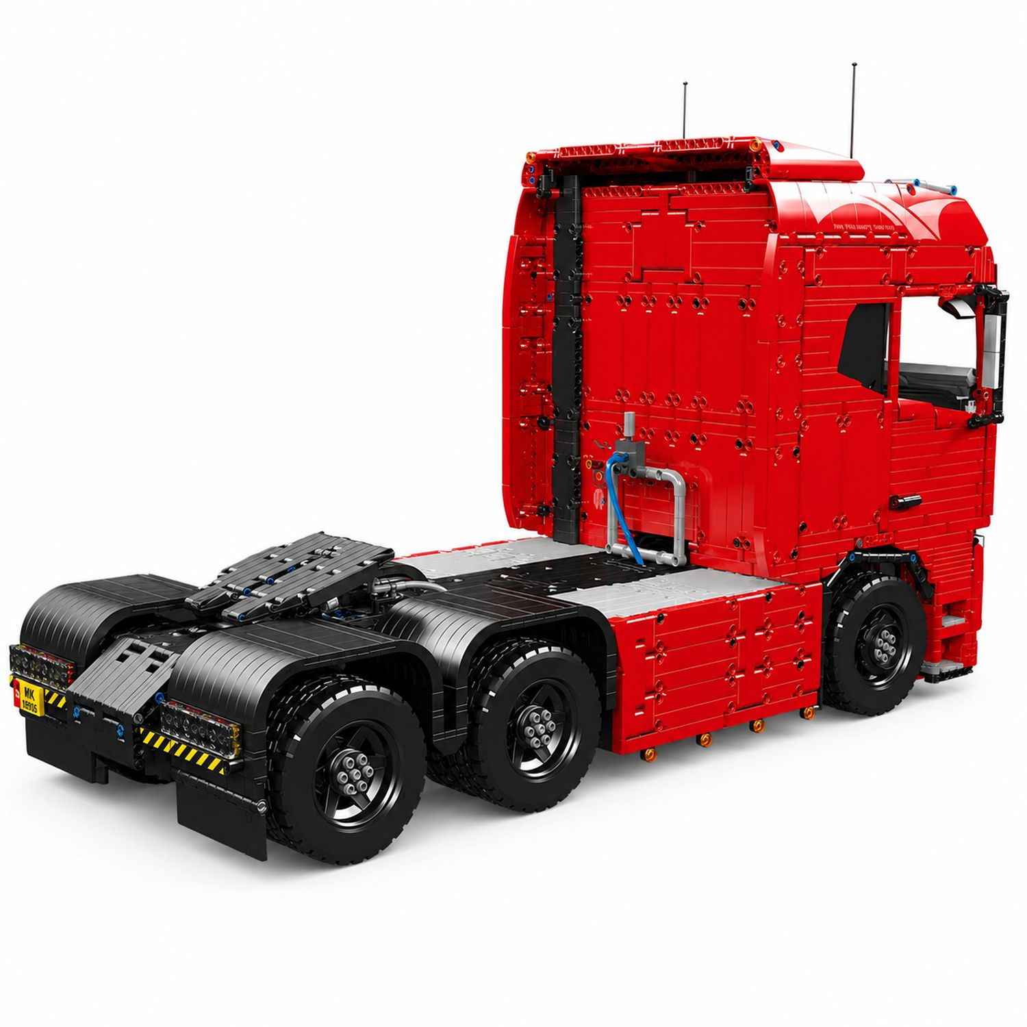 Une cabine de camion LEGO rouge détaillée avec des roues noires et des bandes jaunes.