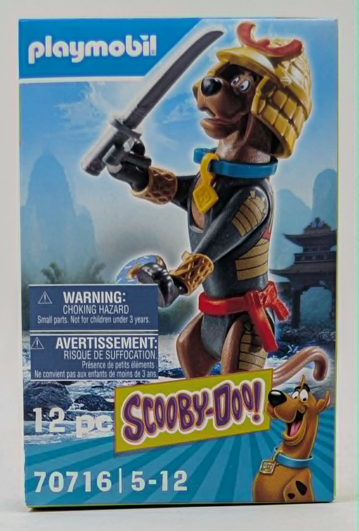 Figurka Playmobil Scooby-Doo samuraj z mieczem i hełmem, na tle gór.