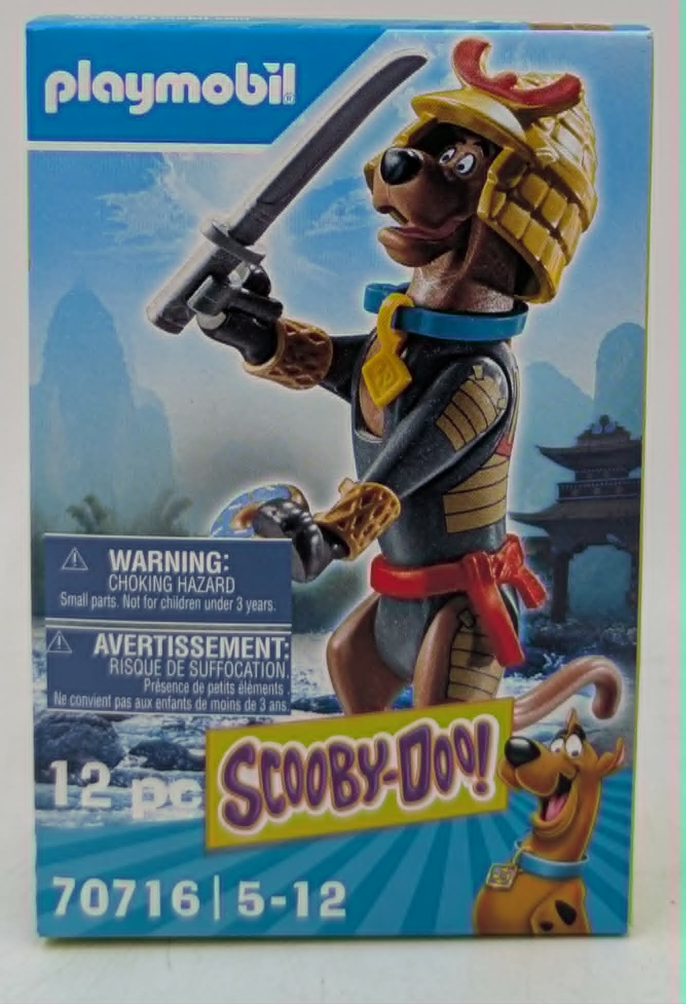 Figurka Playmobil Scooby-Doo samuraj trzymająca miecz, azjatycki krajobraz w tle.