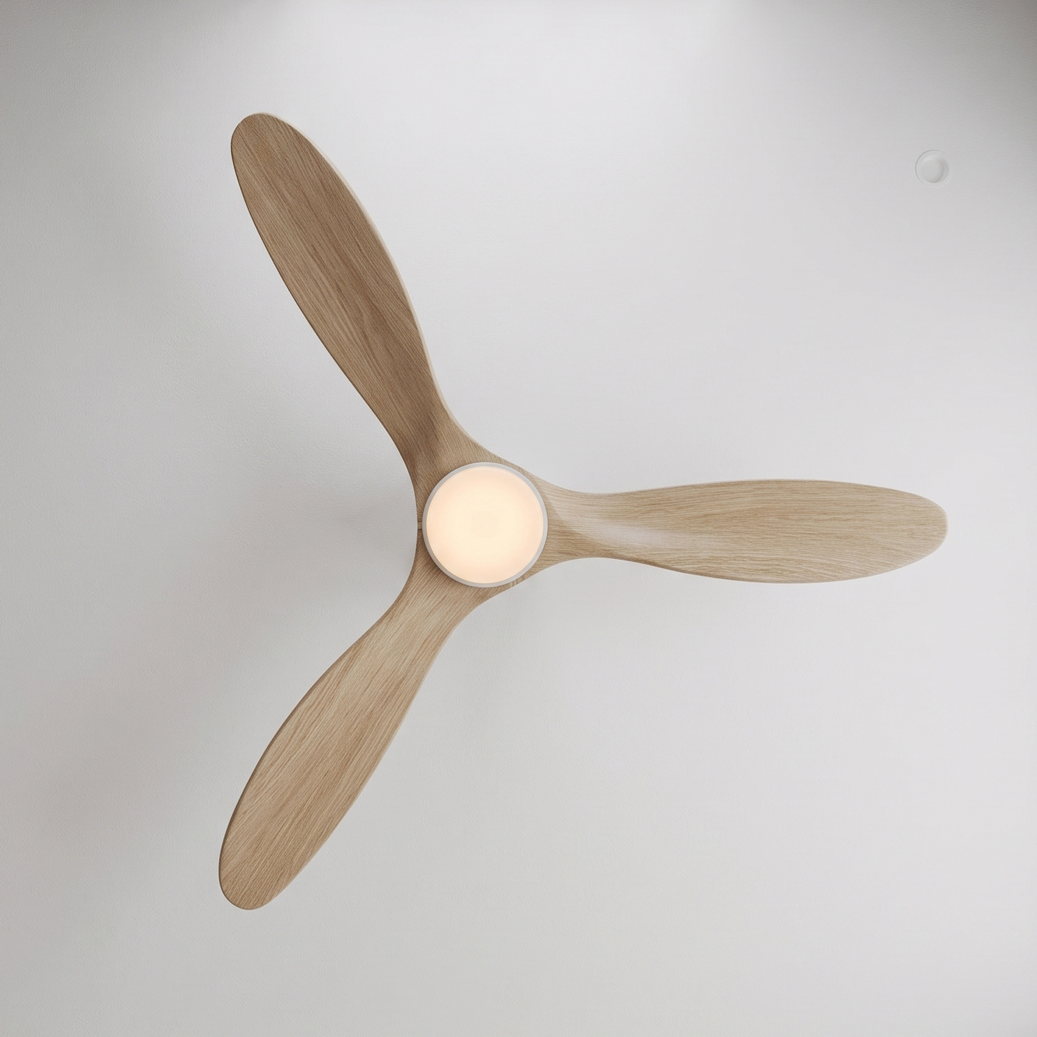 Un ventilador de techo de madera moderno con tres aspas y luz central.