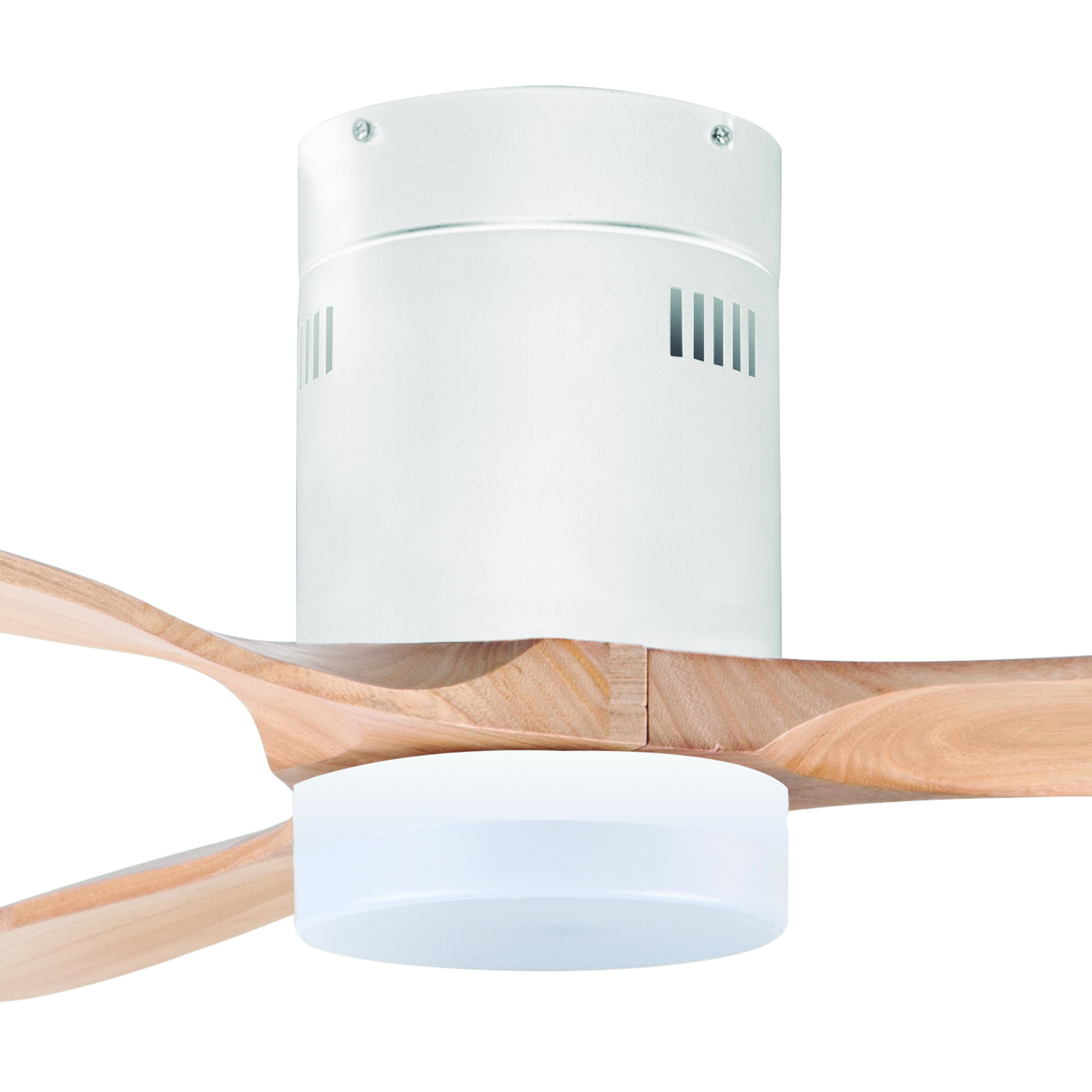 Ventilador de techo blanco con aspas de madera y luz integrada.
