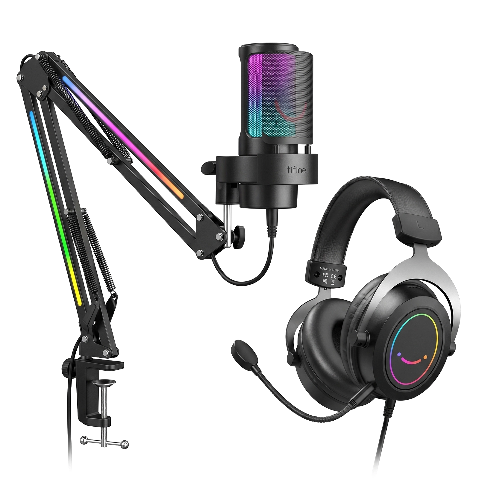 Siyah arka plan üzerinde RGB aydınlatmalı mikrofon kolu ve kulaklık.