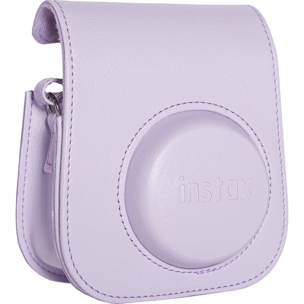 Üzerinde "instax" yazan lavanta rengi kamera çantası.
