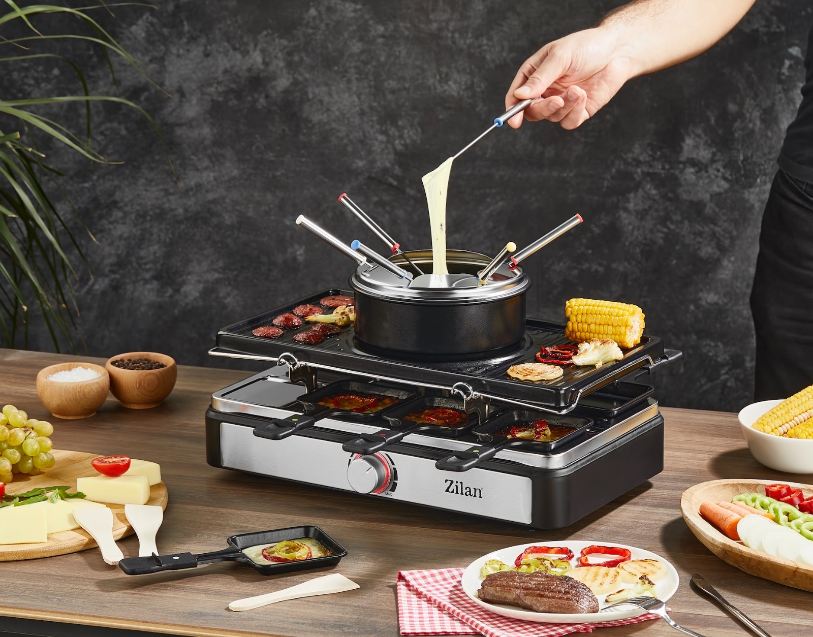 Eriyen peynir, et ve sebzelerin olduğu bir raclette ızgarası.