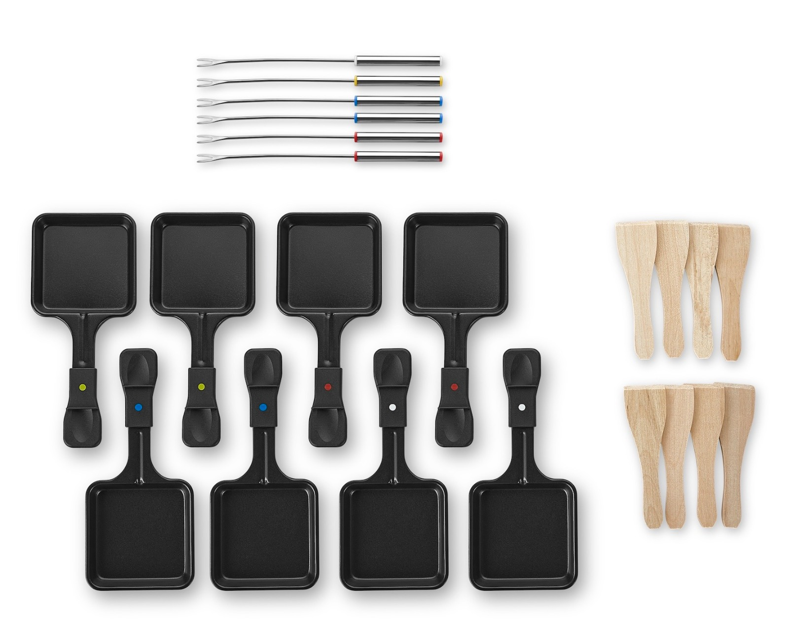 Beyaz zeminde raclette tavaları, şişler ve ahşap spatulalar.