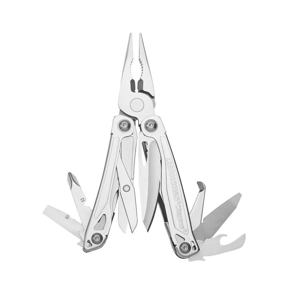 Gümüş renkli Leatherman Wingman çok amaçlı alet, pense uzatılmış ve çeşitli aletleri beyaz bir arka planda sergiliyor.