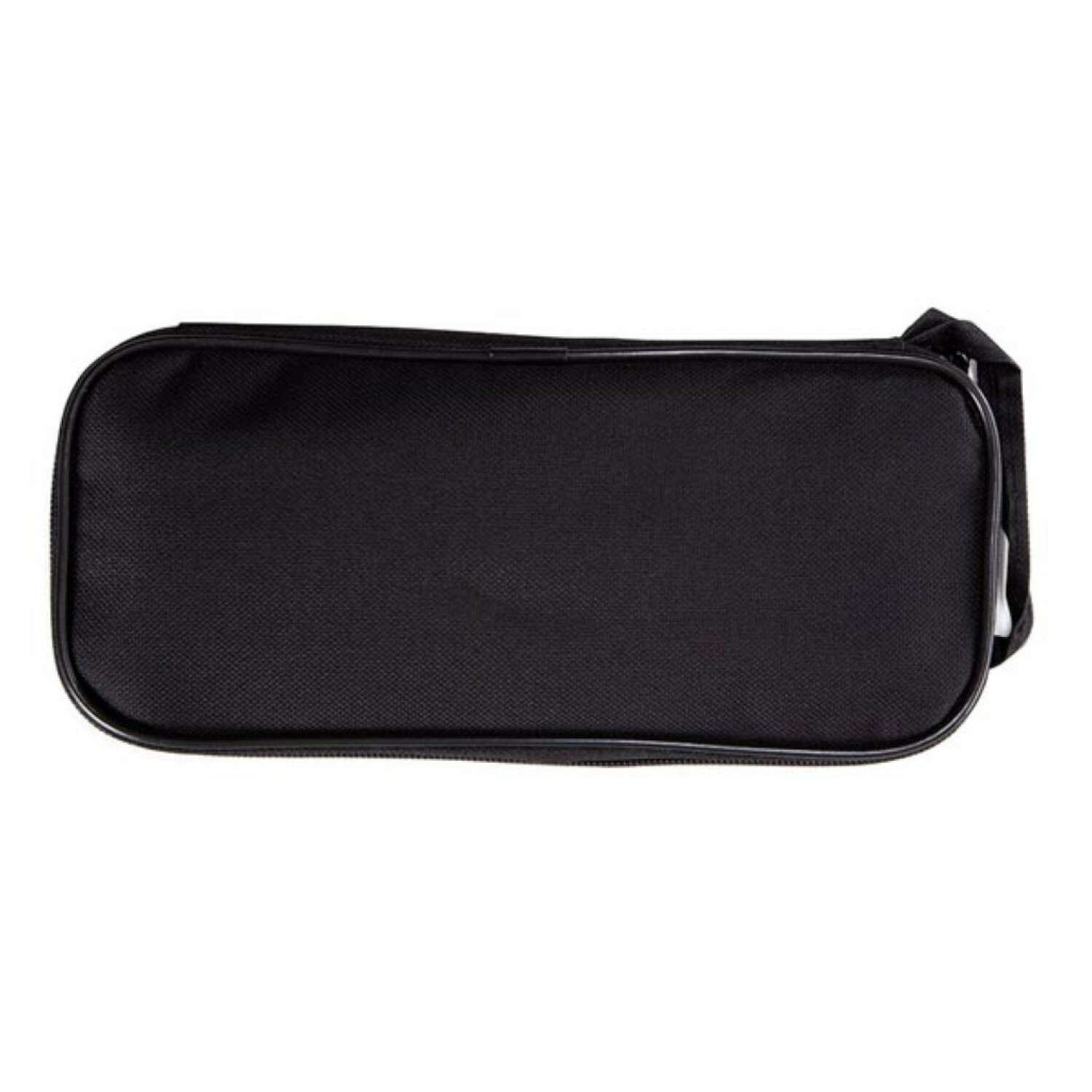 Eine schwarze rechteckige Tasche mit Reißverschluss und kleinem Riemen.