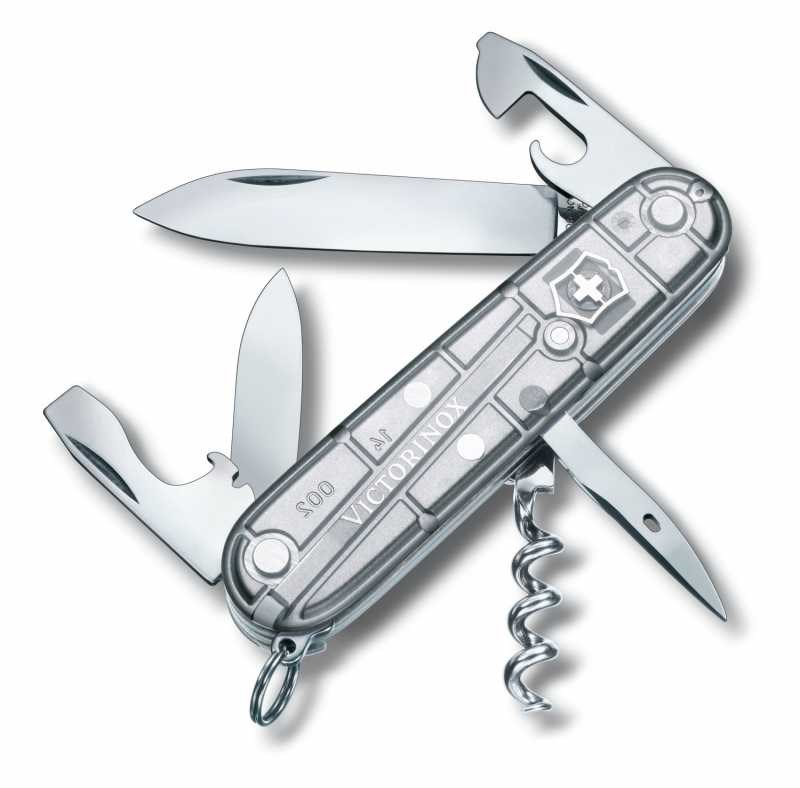 Gümüş Victorinox çakı, açık aletli: bıçak, şişe açacağı ve tirbuşon.