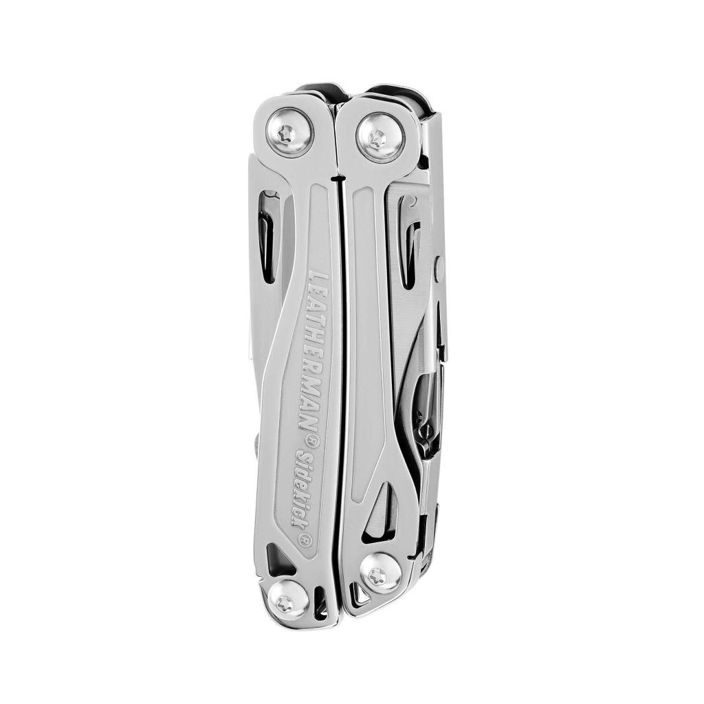Kapalı gümüş renkli Leatherman çok amaçlı alet dikey duruyor.