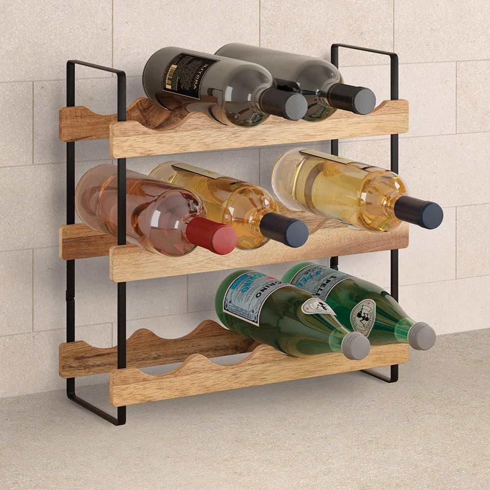 Una rastrelliera per vino in legno con telaio nero contiene sei bottiglie: due scure, due ambrate e due verdi.