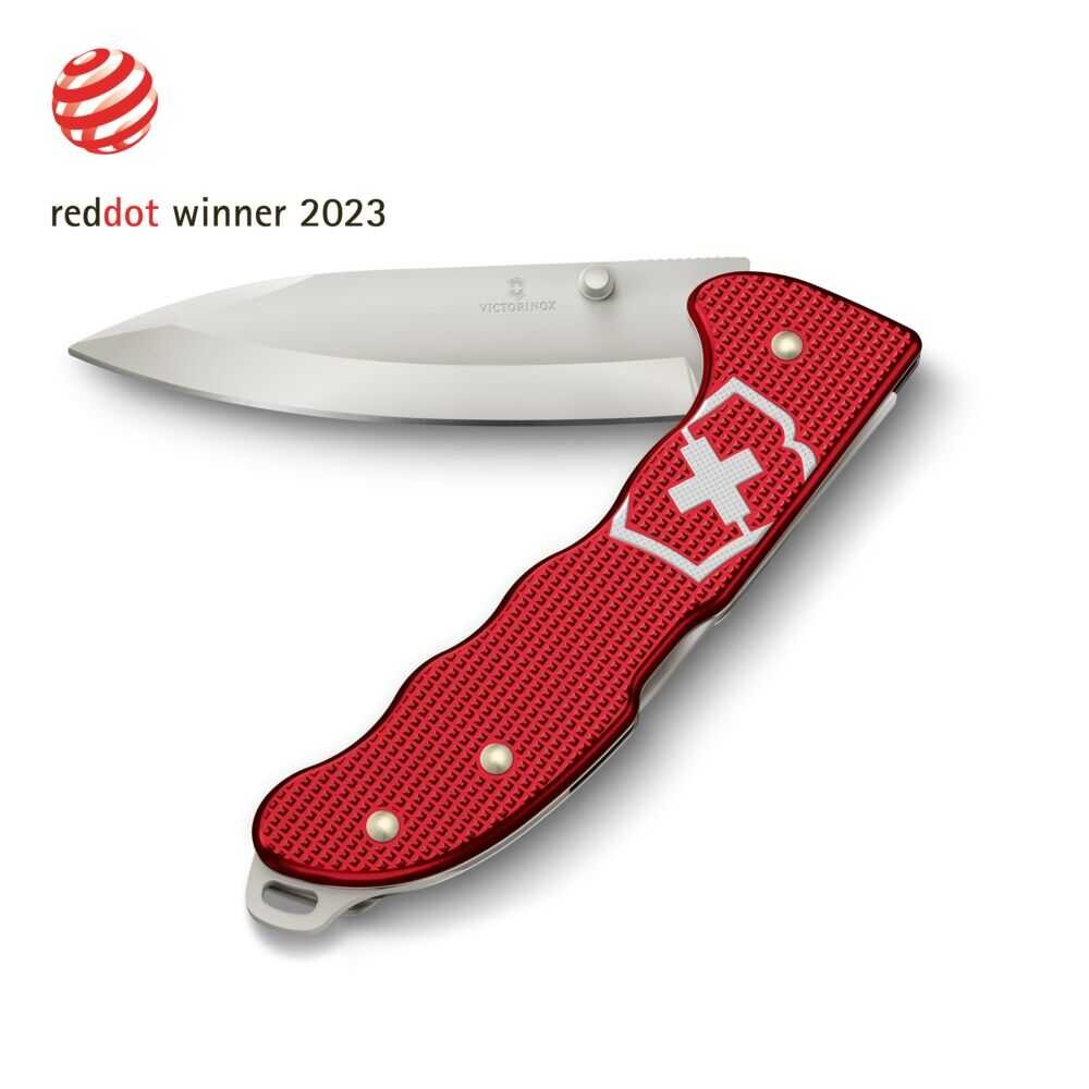 Açık gümüş bıçaklı ve Red Dot logolu kırmızı Victorinox cep bıçağı.
