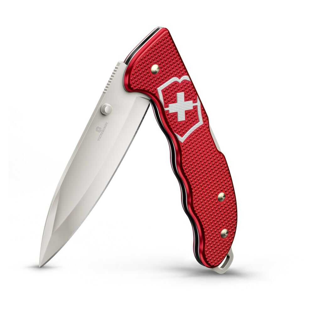 Gümüş bıçaklı ve beyaz haç logolu kırmızı bir Victorinox çakı.