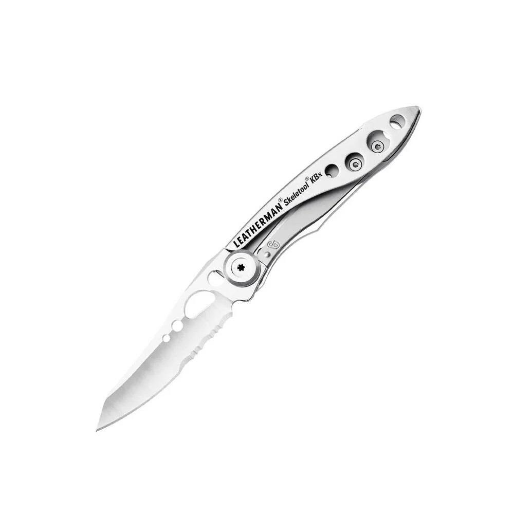 Gümüş Leatherman Skeletool KBx bıçağı, açık ağzı beyaz zeminde.