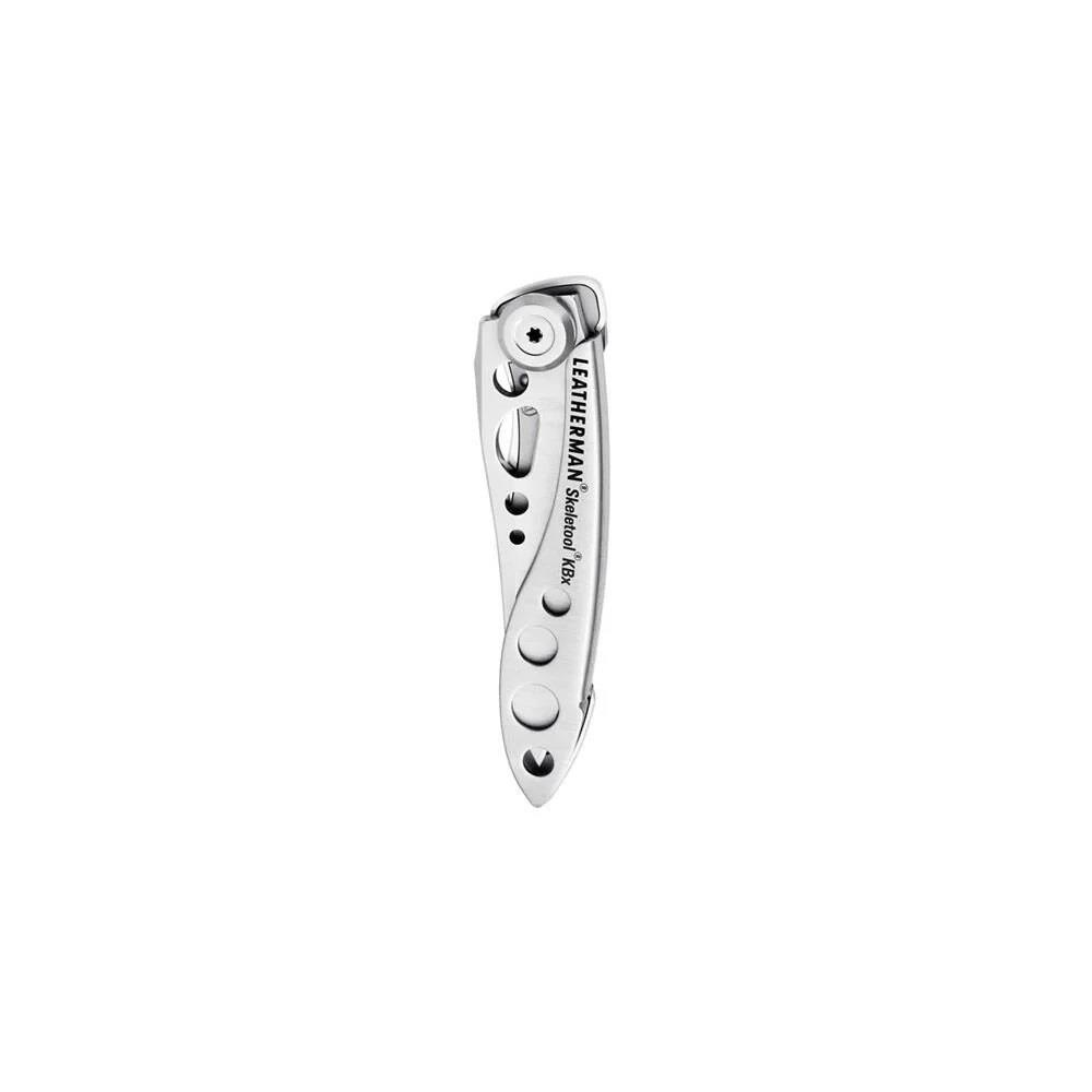 Gümüş renkli Leatherman Skeletontool KBx çok amaçlı alet, beyaz üzerine izole edilmiş.