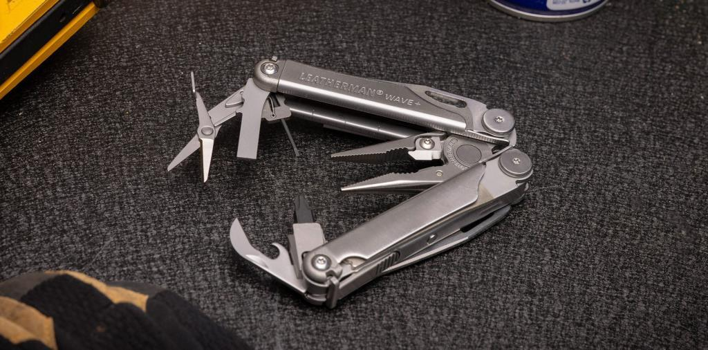 Açık makaslı, pense ve şişe açacaklı bir Leatherman Wave+ çok amaçlı alet.
