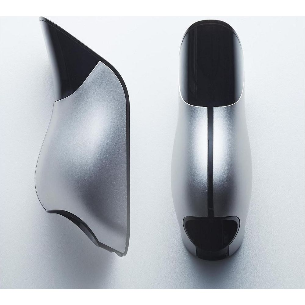 Due manici argentati e neri, dalla forma ergonomica, su sfondo bianco.