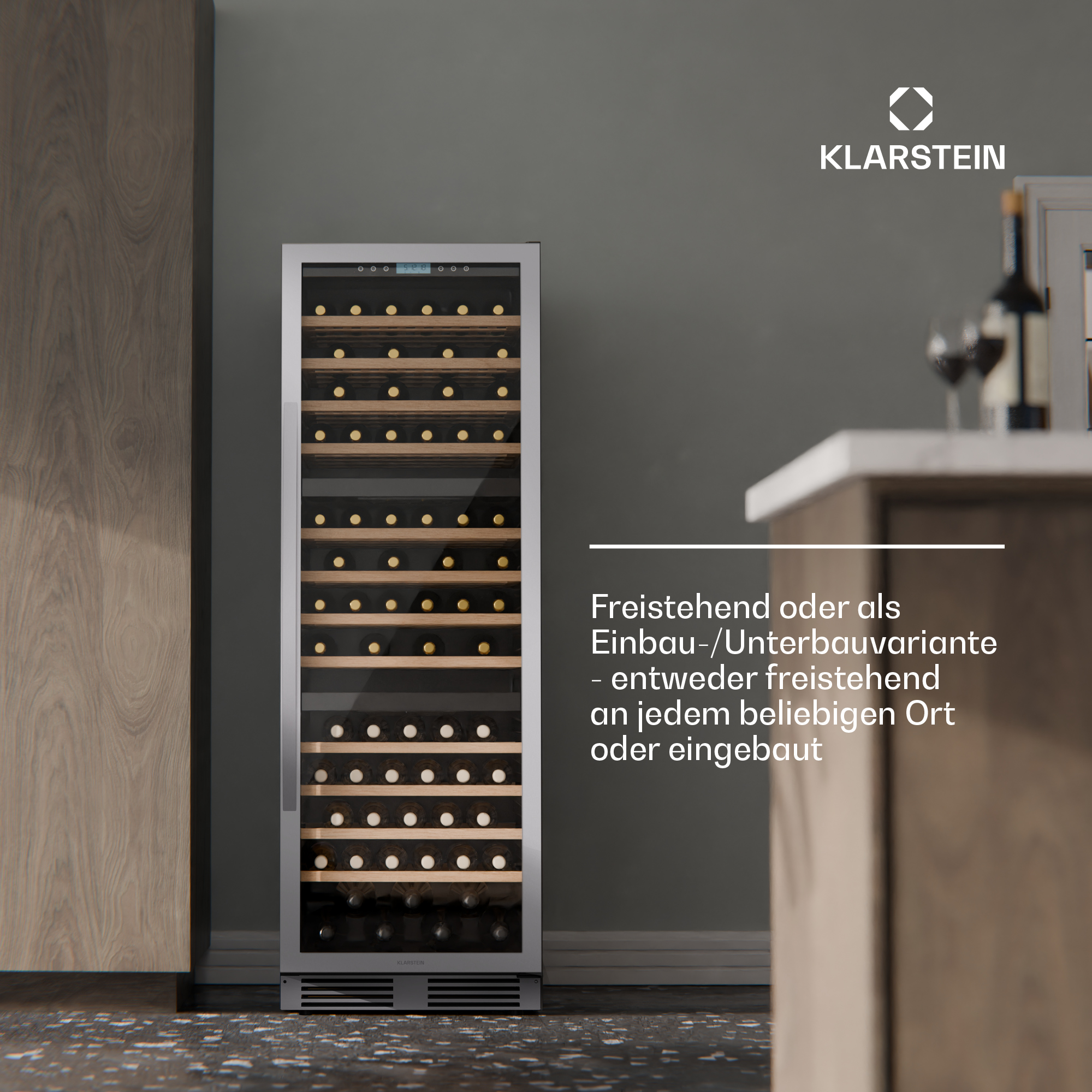 Ein moderner Weinkühlschrank aus Edelstahl mit Glasfront und Holzböden.