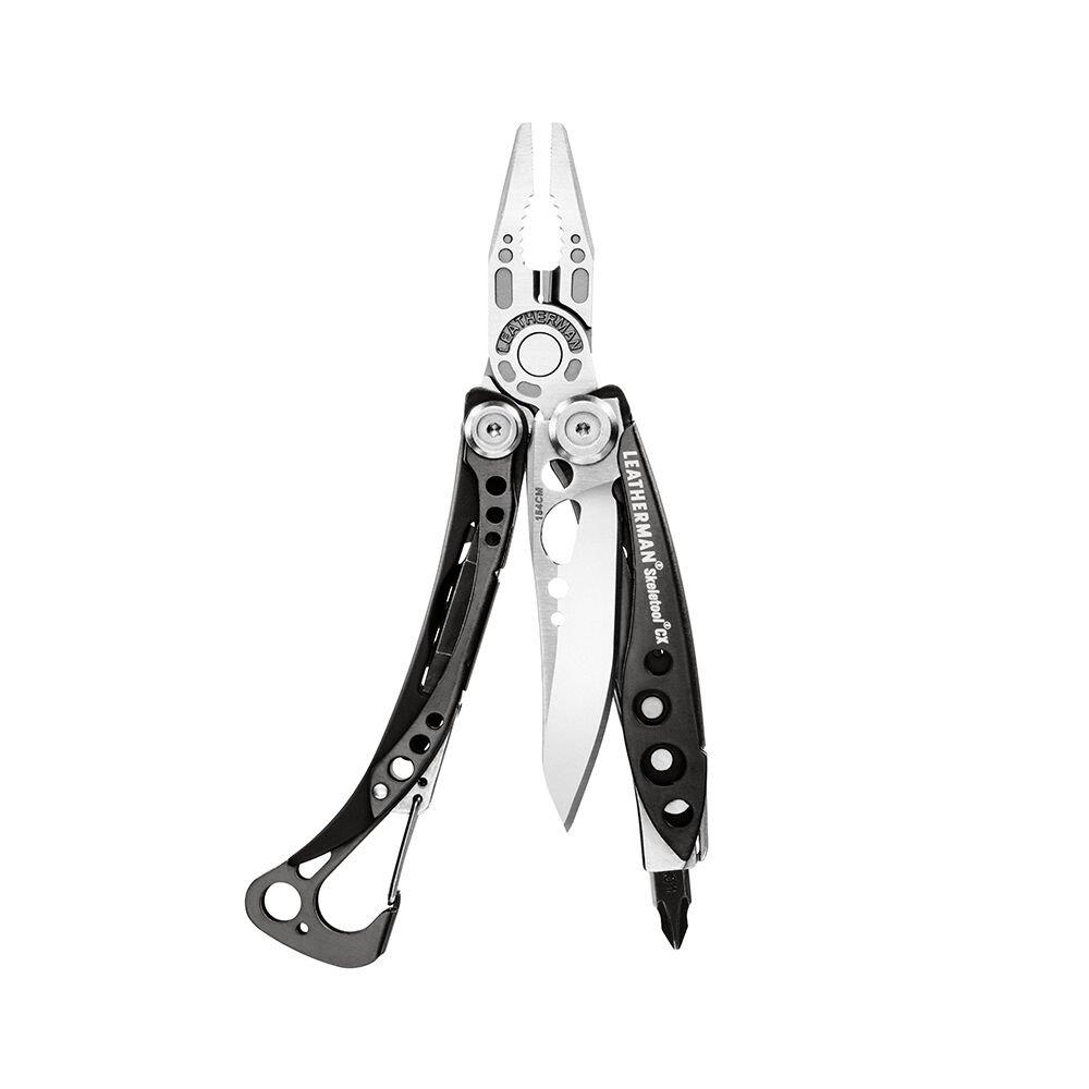 Beyaz arka plan üzerinde pense, bıçak ve tornavidalı Leatherman Skeleton aleti.