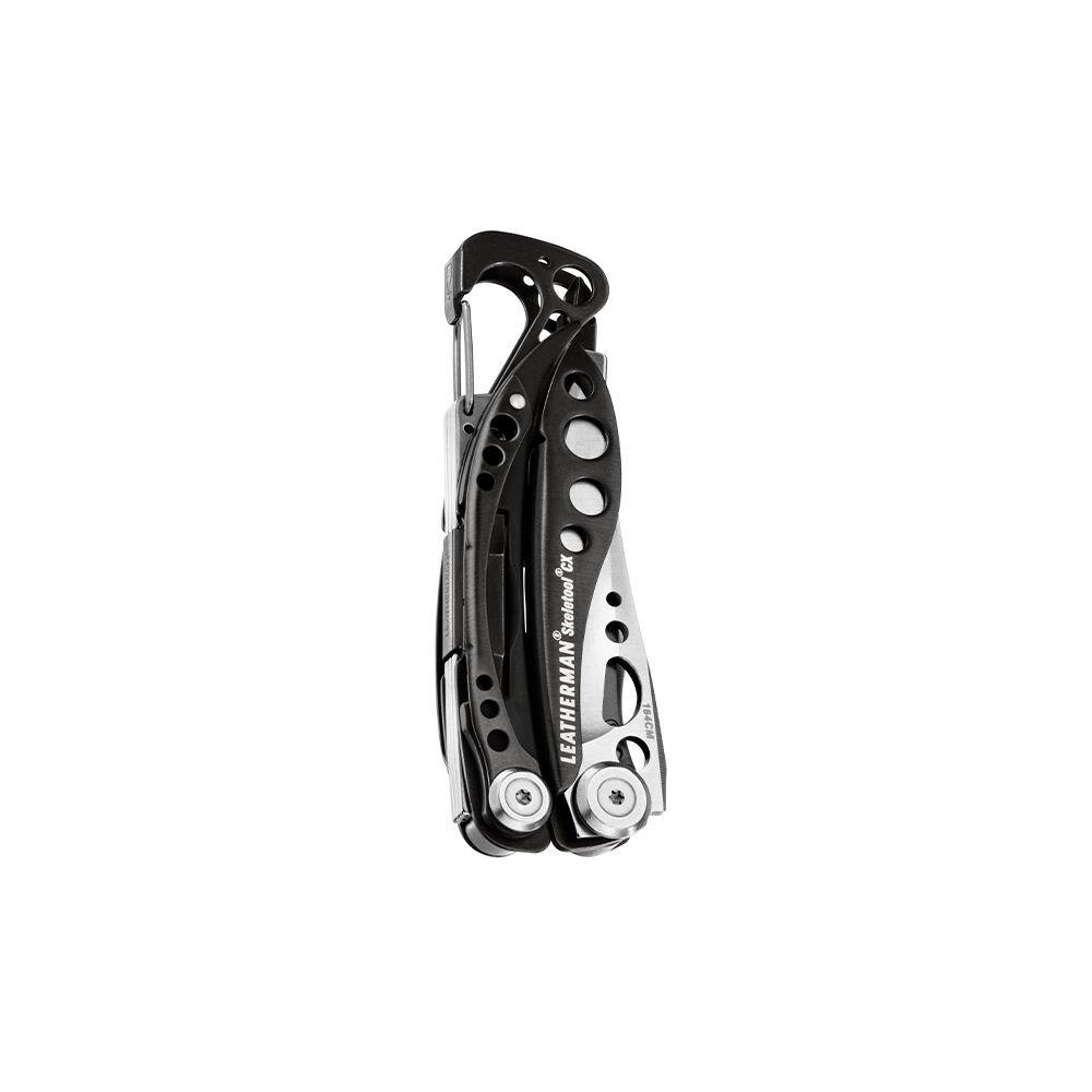 Karabina klipsli siyah Leatherman Skeletool CX çok amaçlı alet, beyaz zeminde.