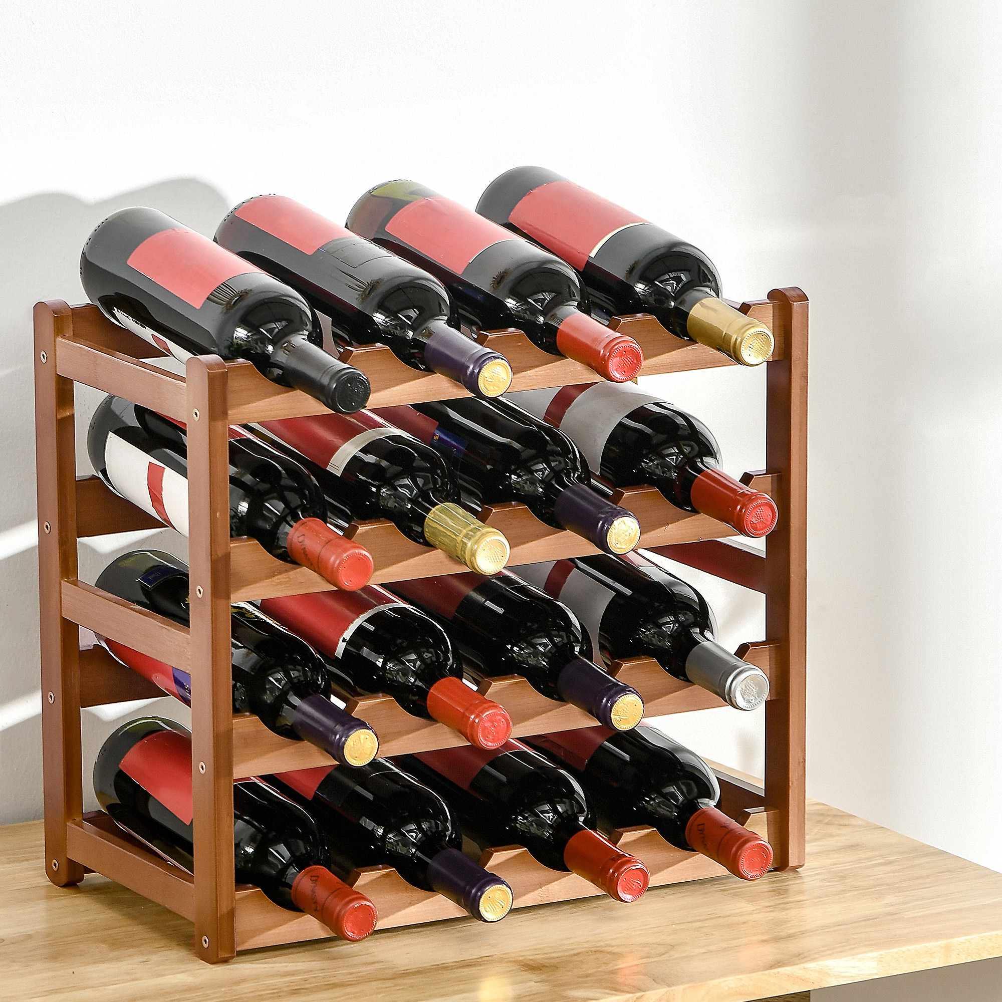 Un botellero de madera con 15 botellas de vino tinto, sobre una mesa de madera.