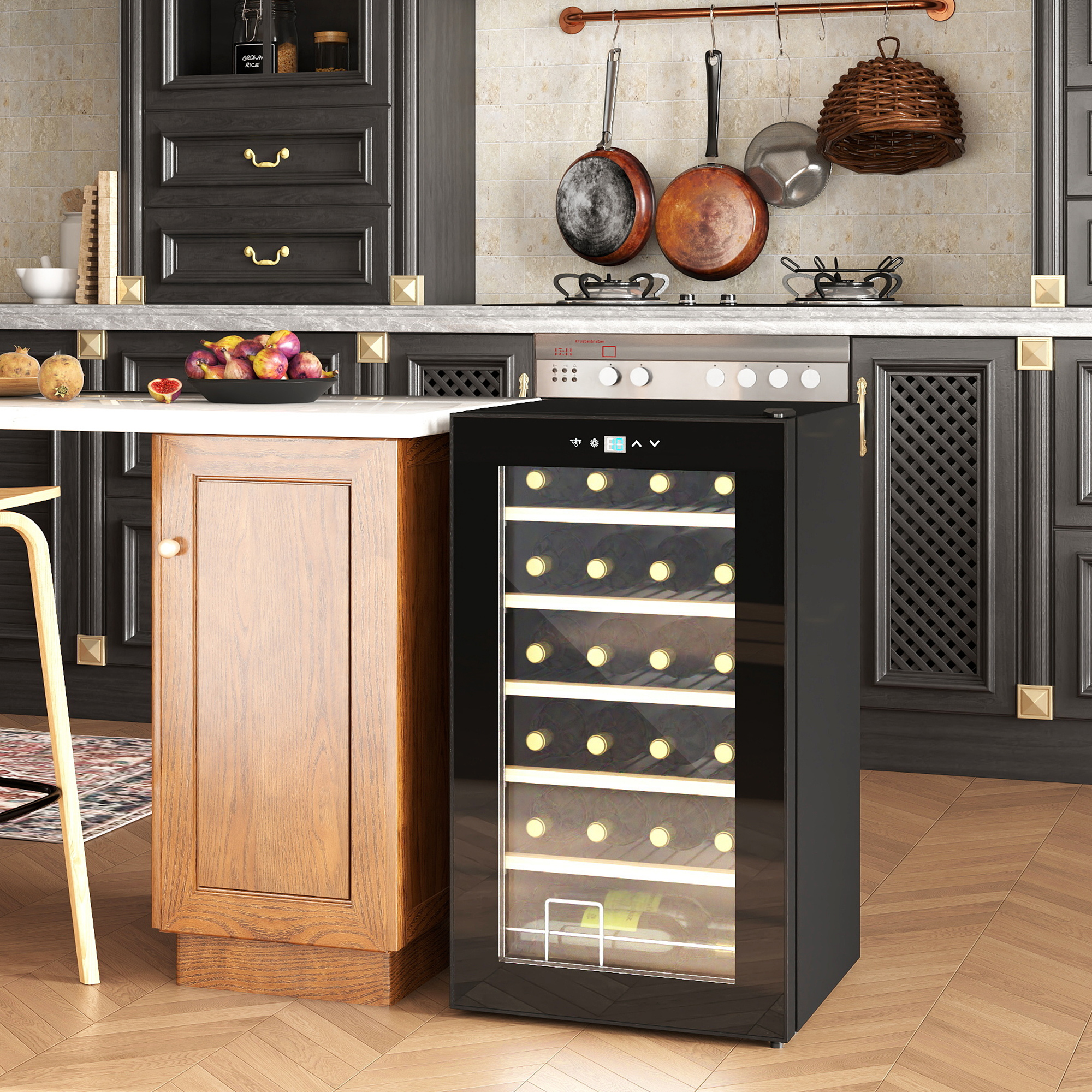 Un refrigeratore per vino nero con porta in vetro si trova accanto a un mobile da cucina in legno.