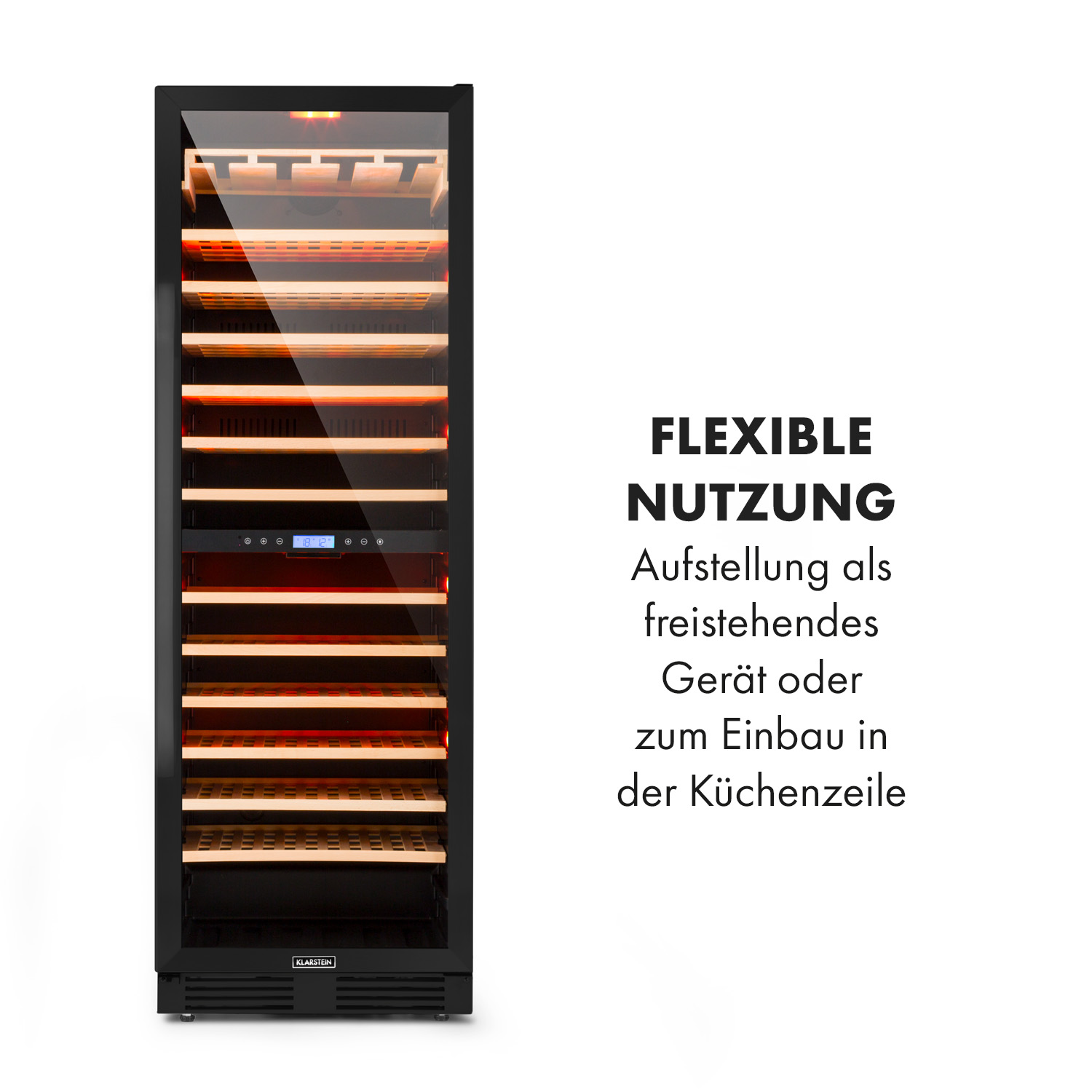 Un refrigeratore per vino nero con porta in vetro, ripiani in legno e illuminazione interna.