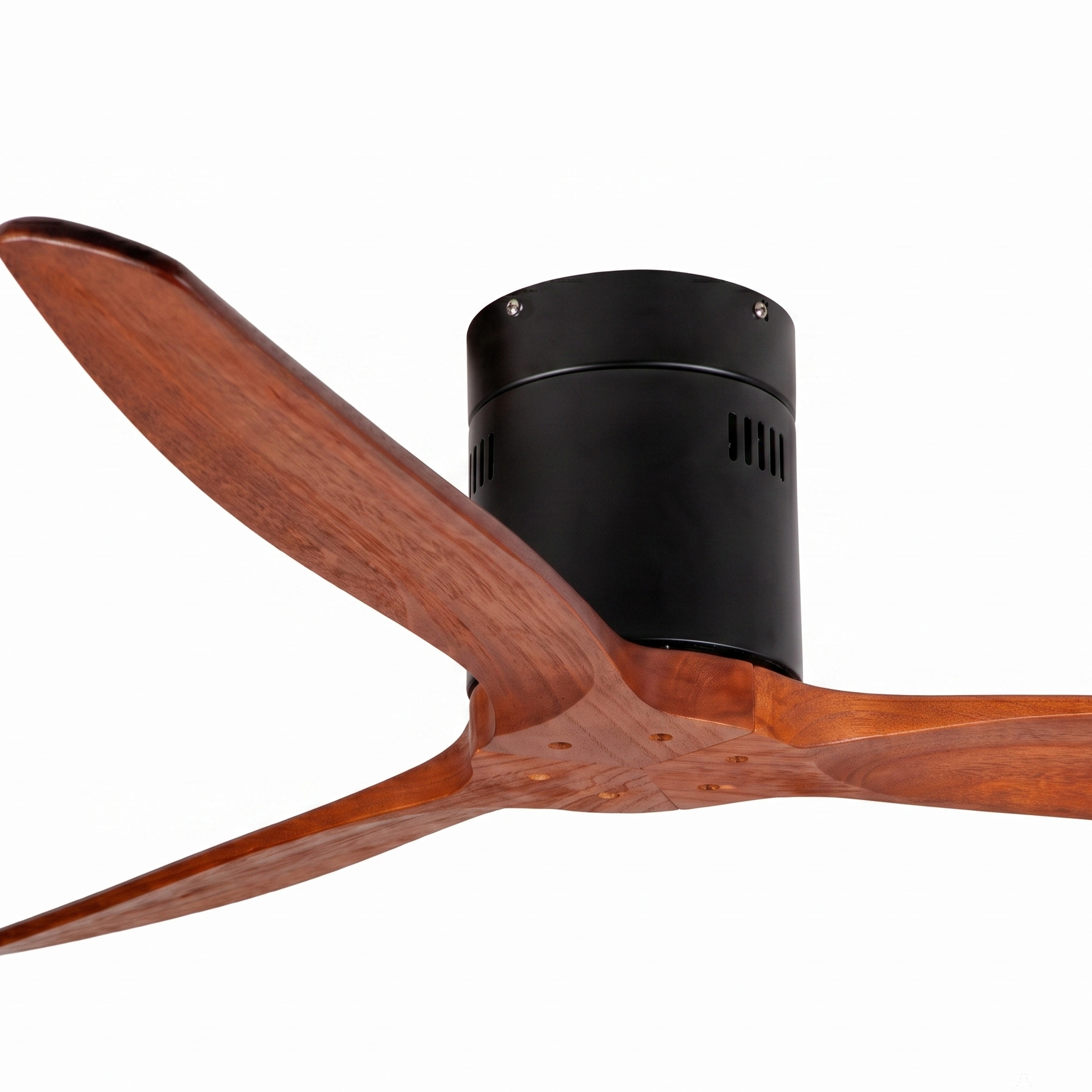 Un ventilador de techo moderno con tres aspas de madera y motor negro.