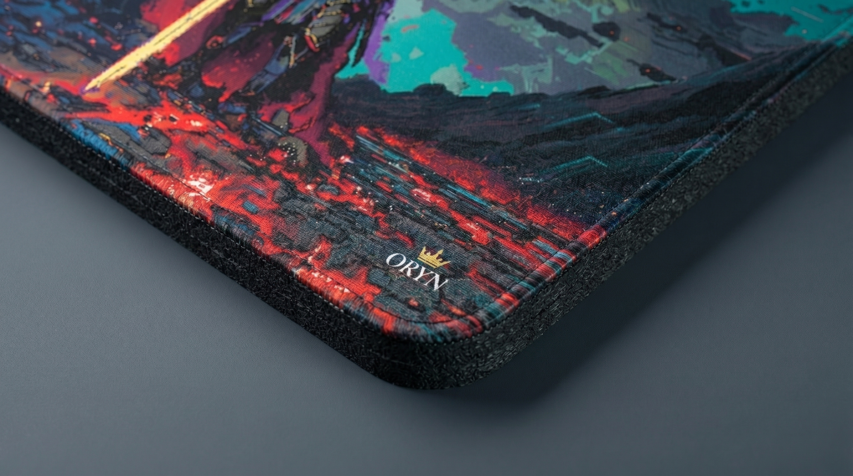 Fantezi sanatlı mousepad köşesinin yakın çekimi: kırmızı lav, mavi ve yeşil öğeler.