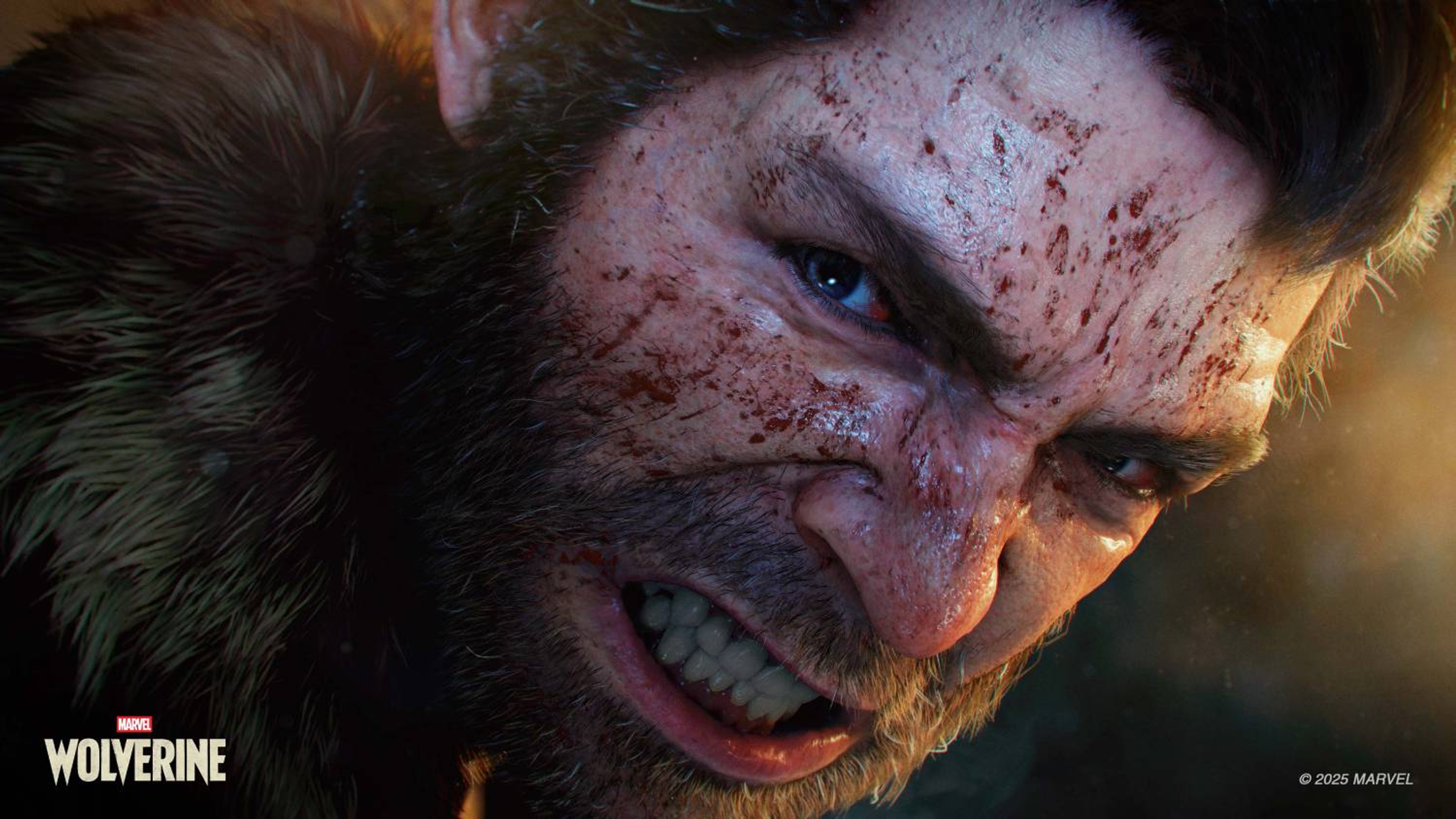 Primo piano del volto di Wolverine con occhi blu, insanguinato e ringhiante.
