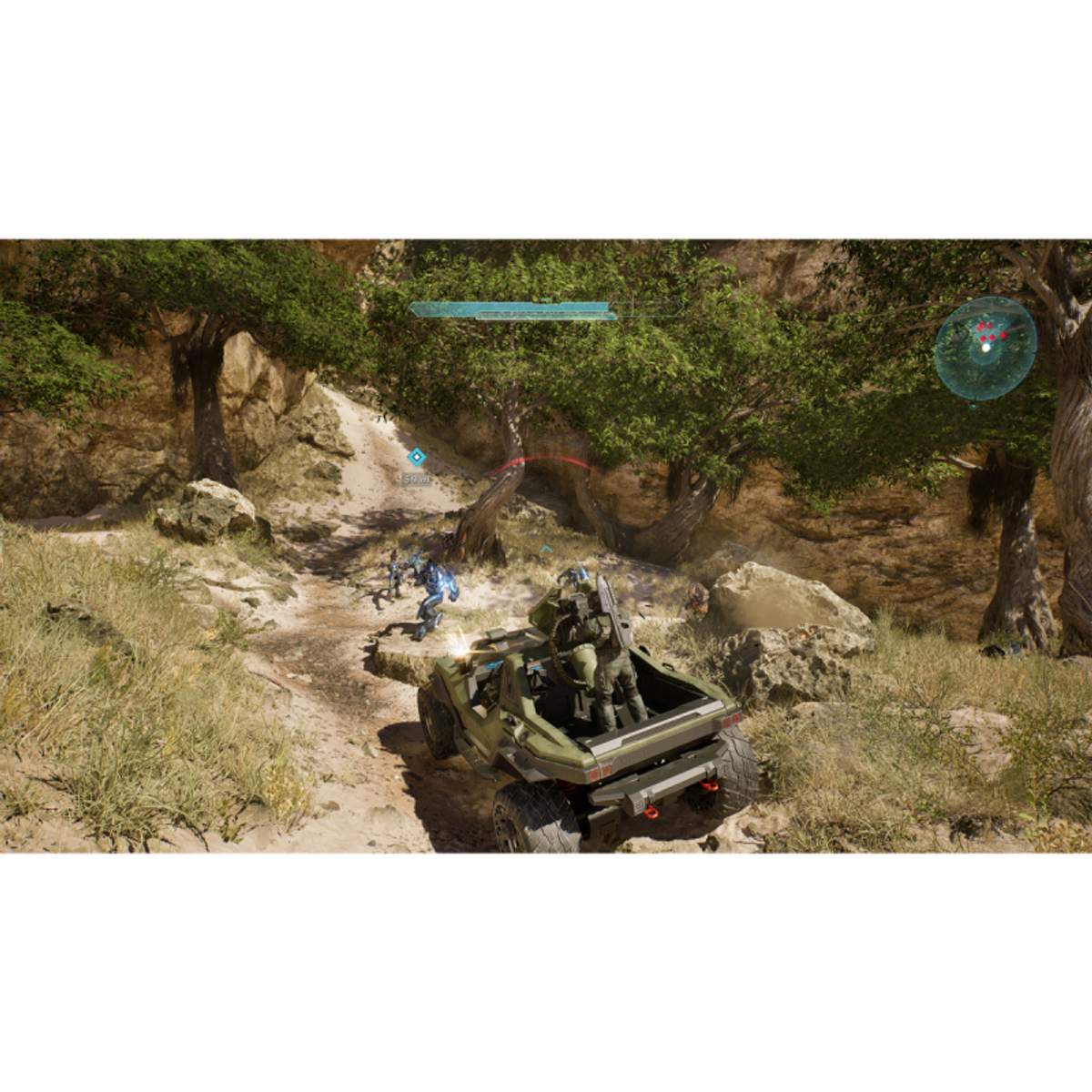 Un vehículo verde avanza por un camino de tierra, soldados luchan al fondo.