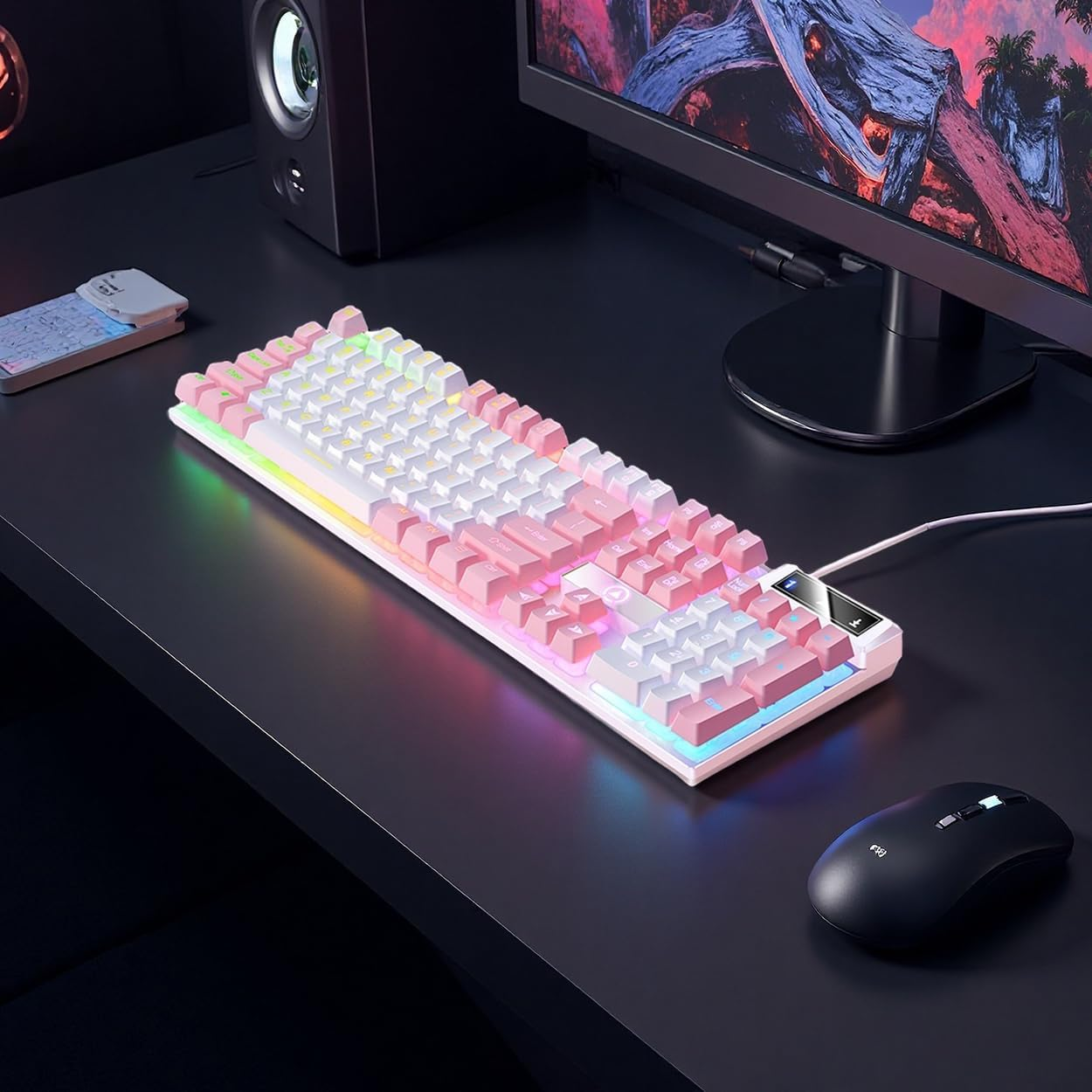 Różowa i biała klawiatura mechaniczna z podświetleniem RGB stoi na biurku obok czarnej myszy.