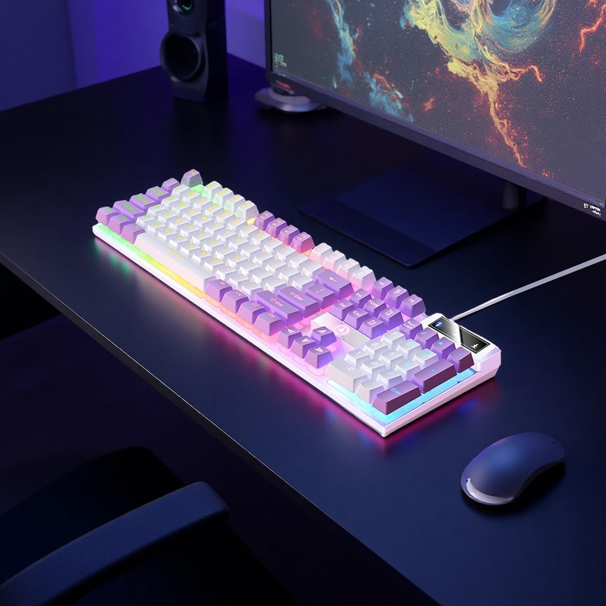 Biała klawiatura z fioletowymi klawiszami i oświetleniem RGB na biurku.