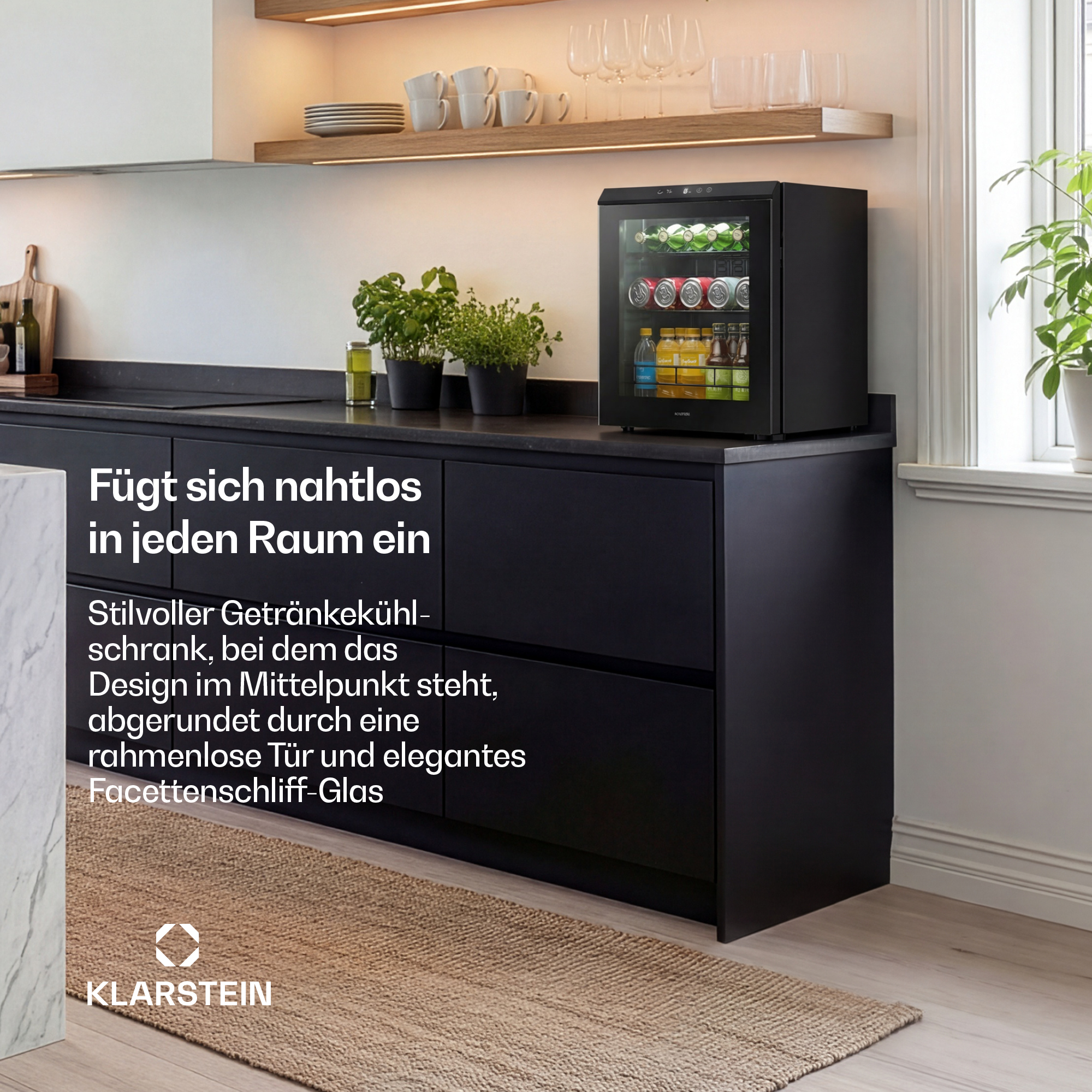 Ein schwarzer Getränkekühlschrank mit Flaschen und Dosen steht auf einer Küchenanrichte.