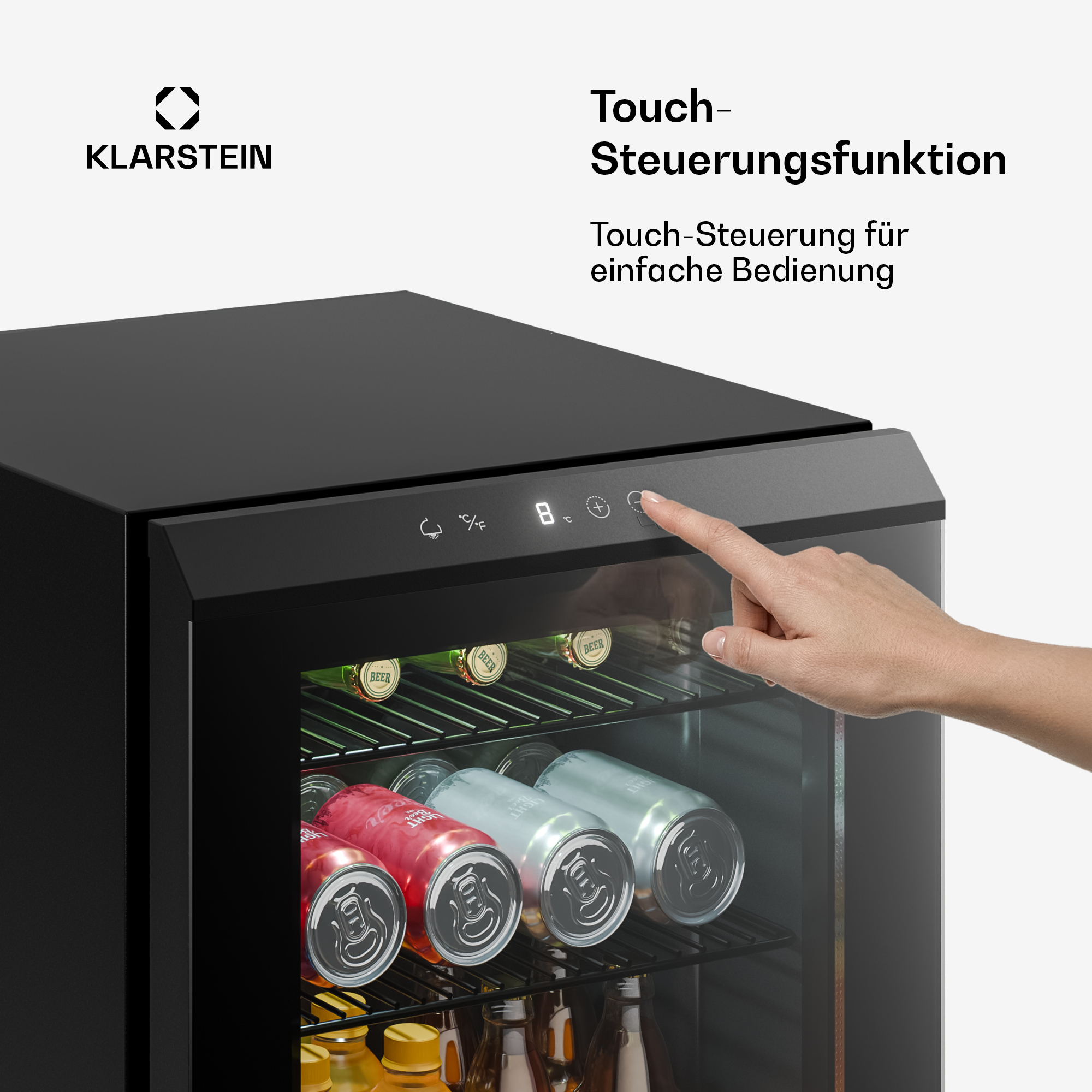 Eine Hand bedient ein Touchpanel einer schwarzen Kühlbox mit Getränken.