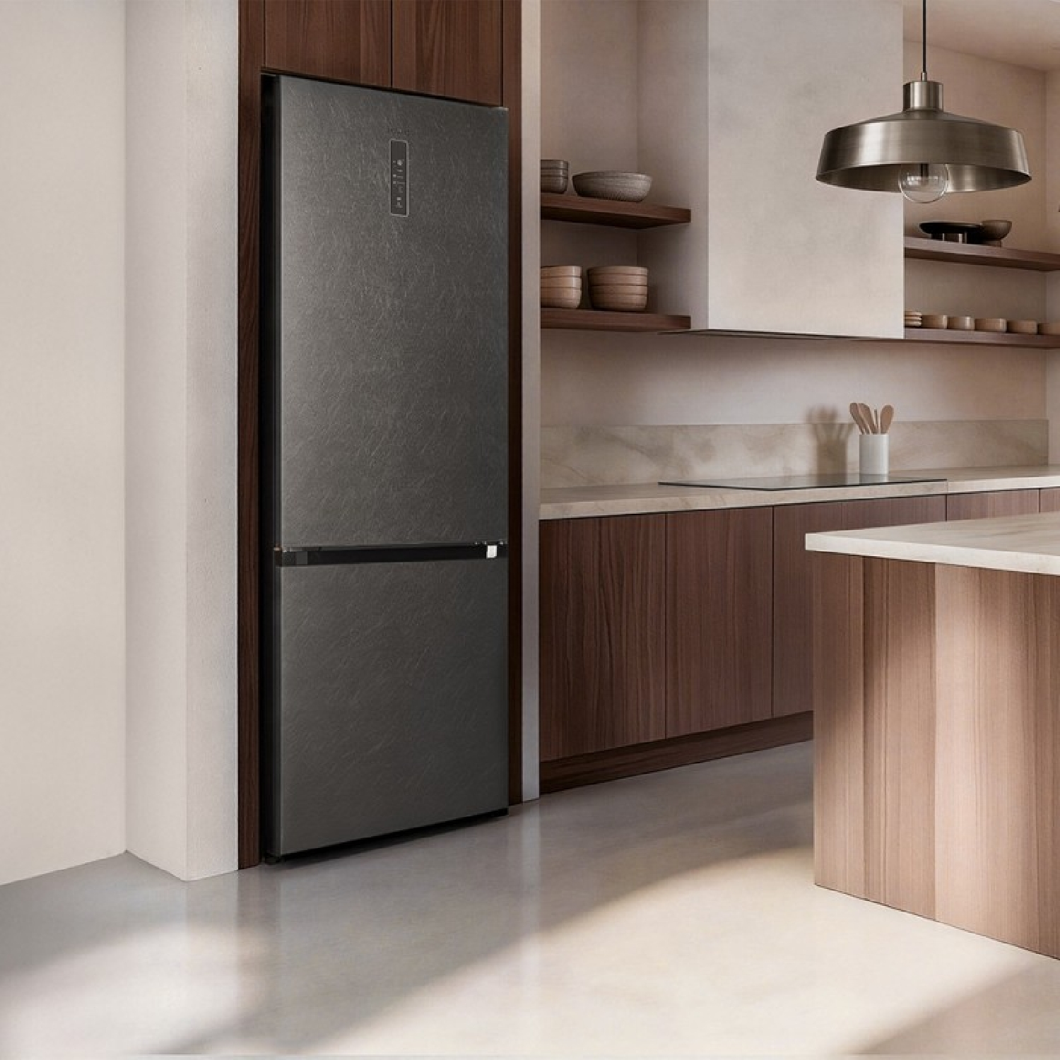 Un refrigerador oscuro en una cocina moderna junto a gabinetes de madera.