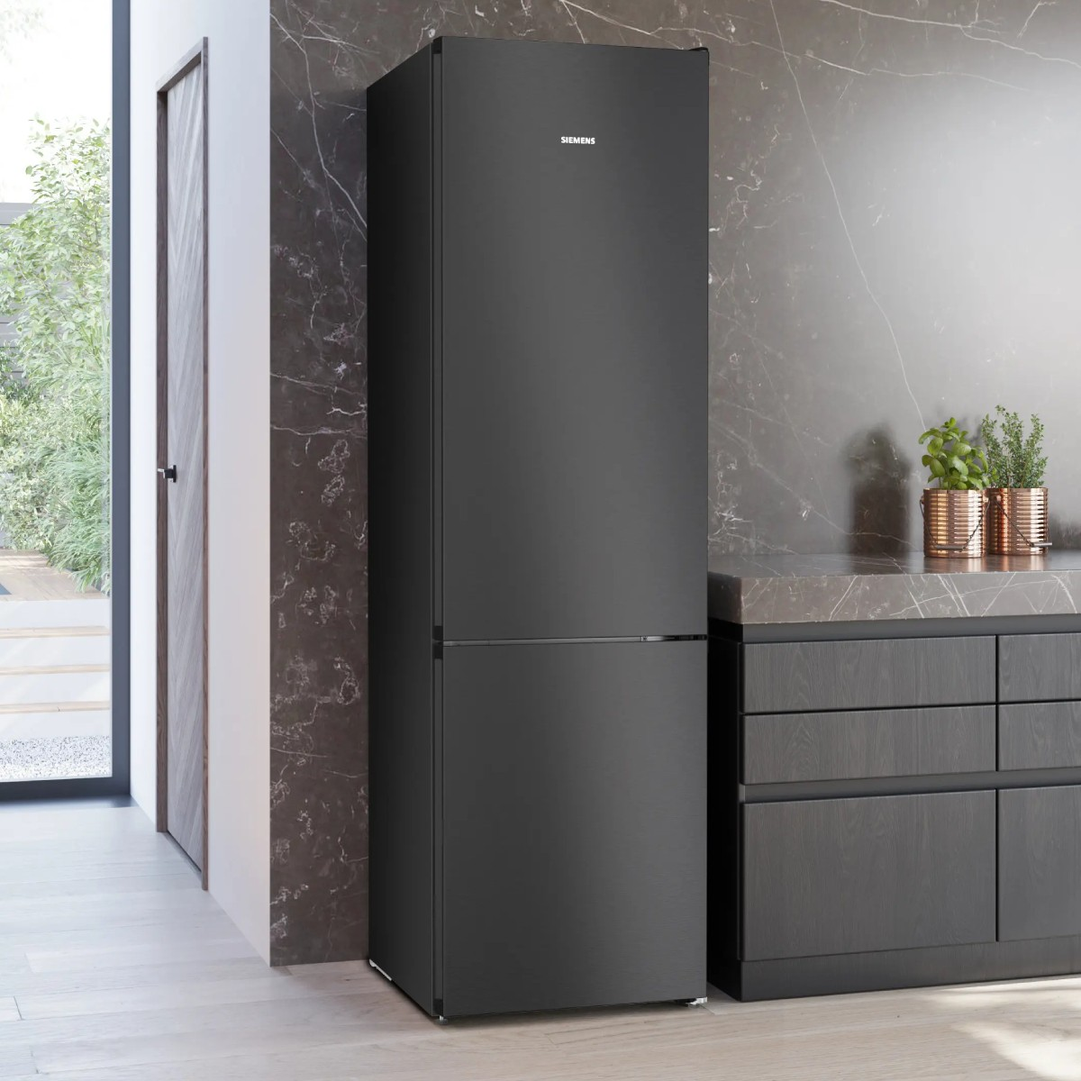 Un refrigerador negro Siemens se encuentra en una cocina moderna junto a gabinetes oscuros.