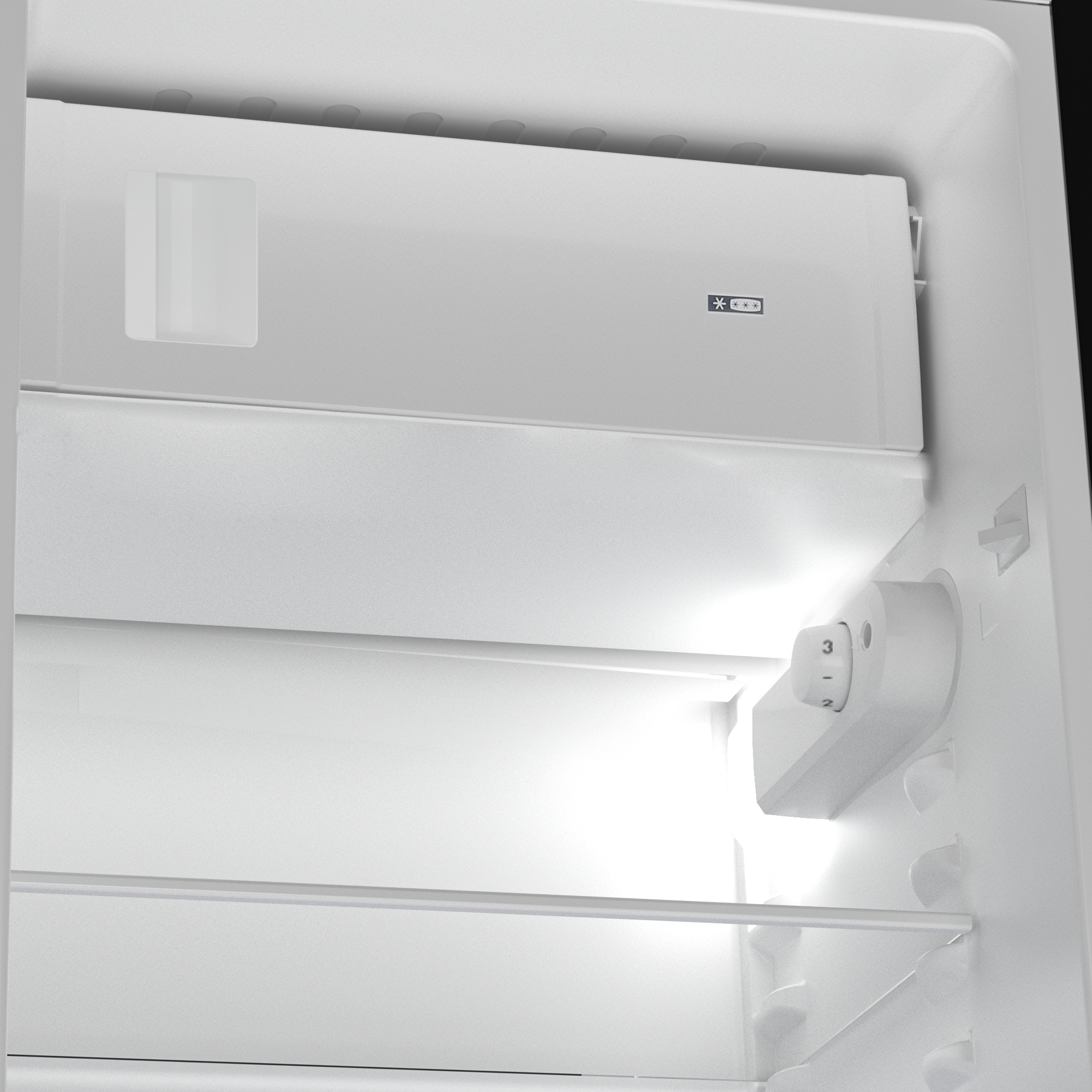 Interno di un frigorifero bianco con ripiani, termostato e simbolo del congelatore.