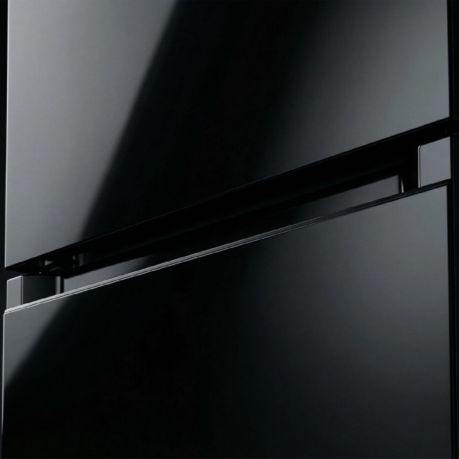 Primer plano de una superficie negra y lisa con reflejos de luz y una barra estrecha.