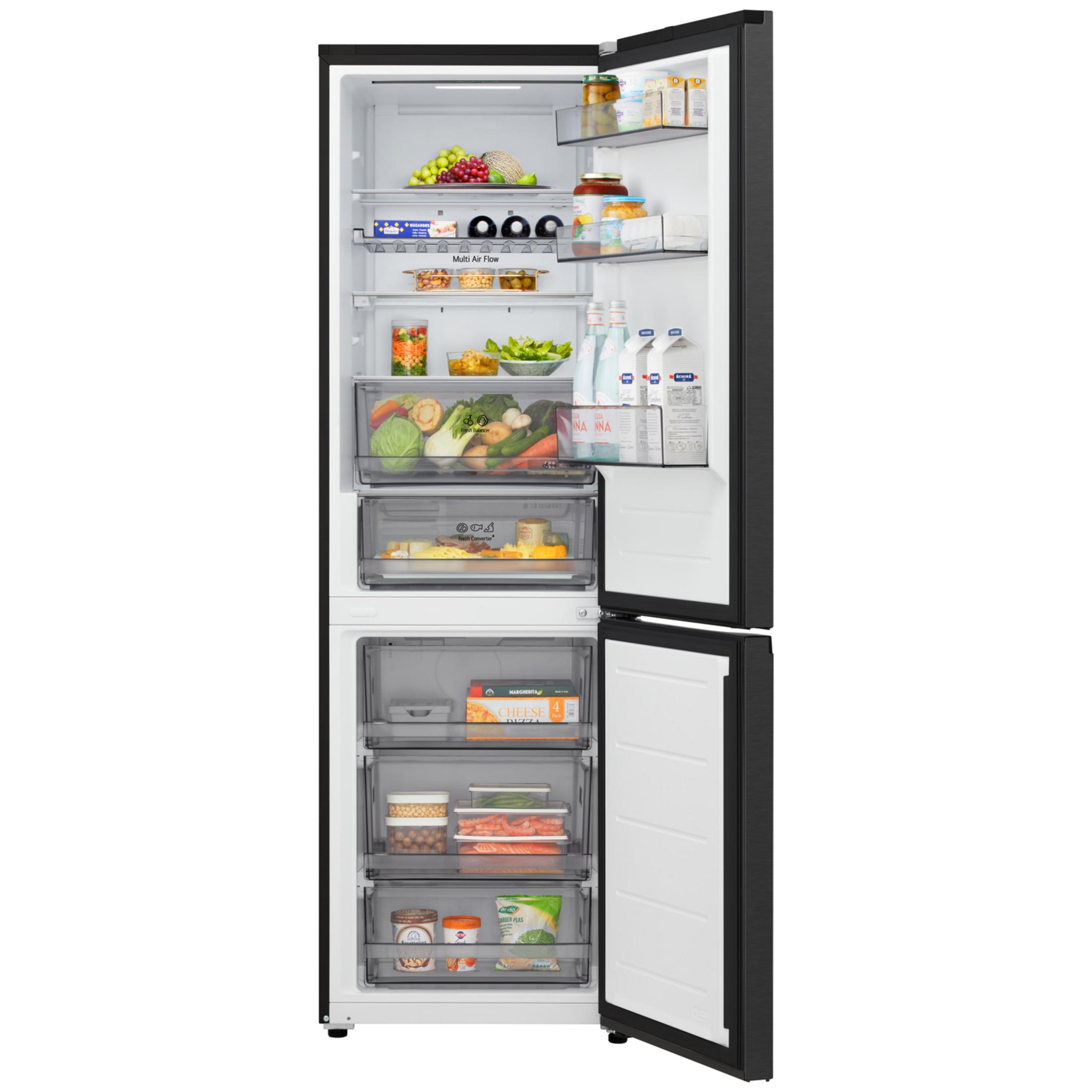 Un frigorifero LG nero, con le porte aperte, che rivela un interno completamente rifornito di alimenti e bevande.