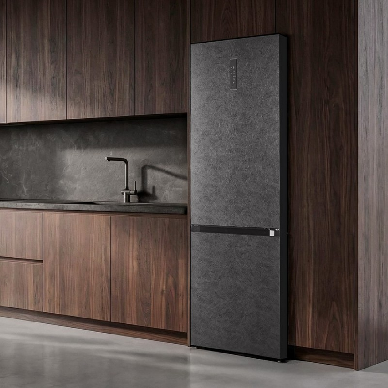 Refrigerador oscuro moderno junto a gabinetes de madera en una cocina elegante.