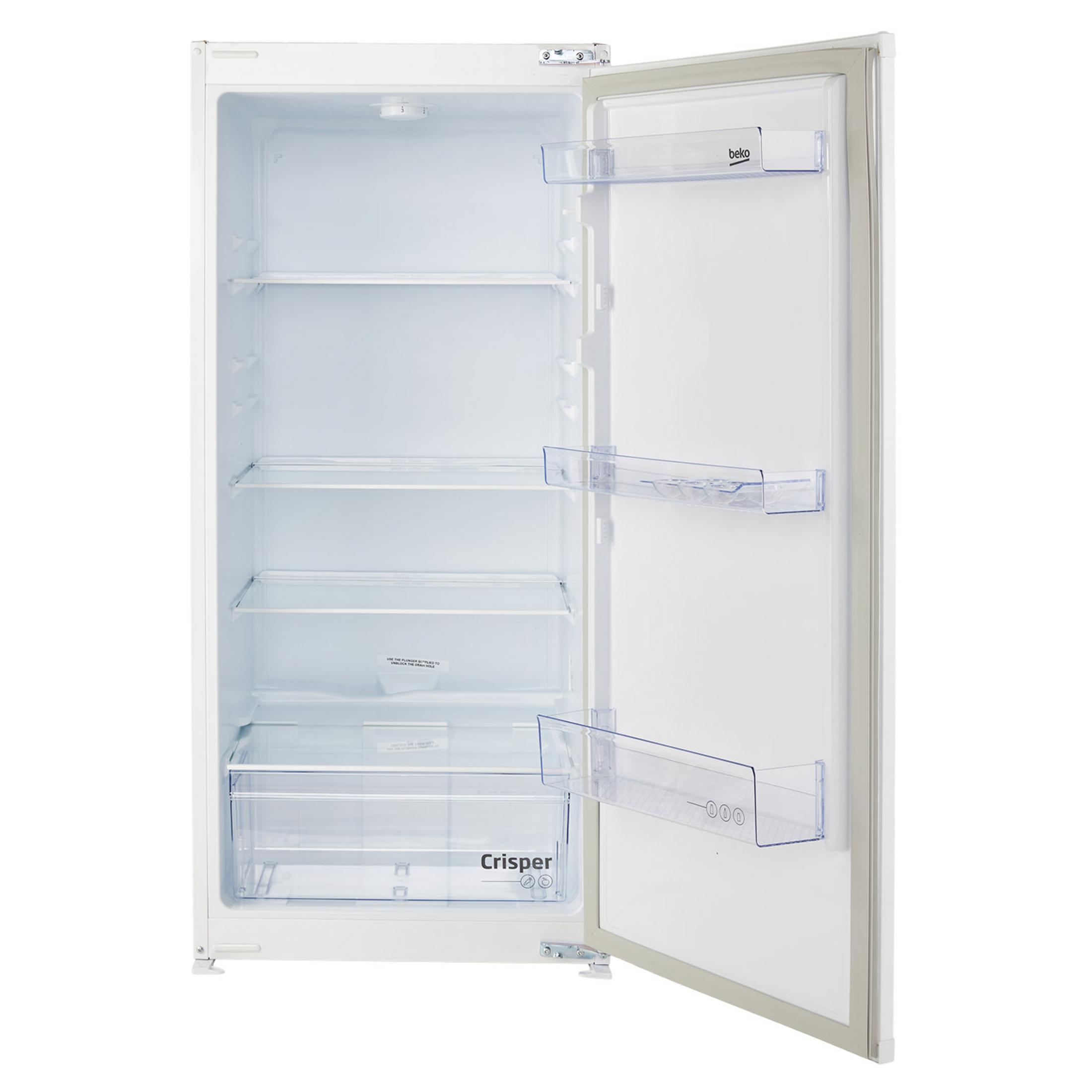 Un frigorifero bianco con la porta aperta, che rivela diversi ripiani trasparenti e un cassetto per verdure in basso.