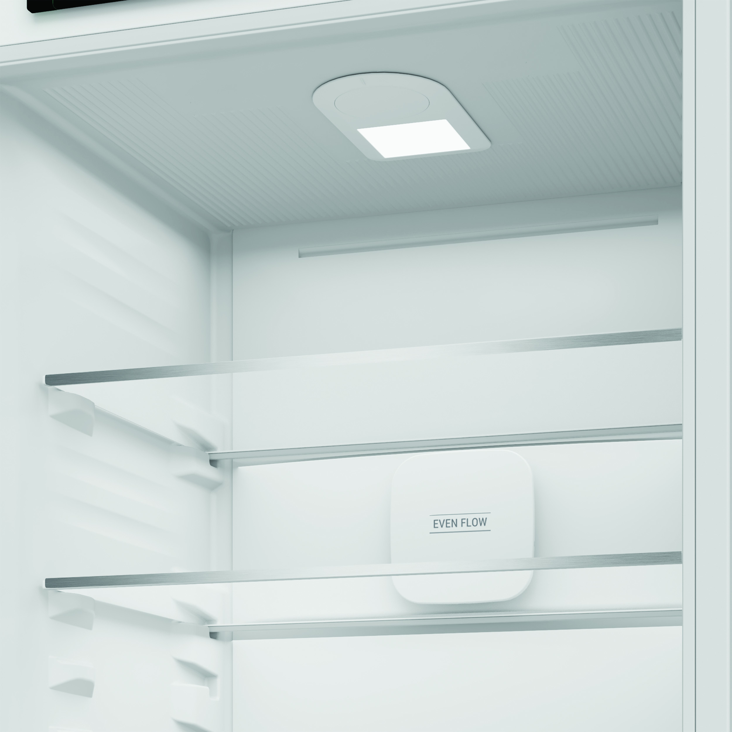 Vista interna di un frigorifero vuoto con ripiani e illuminazione a LED.