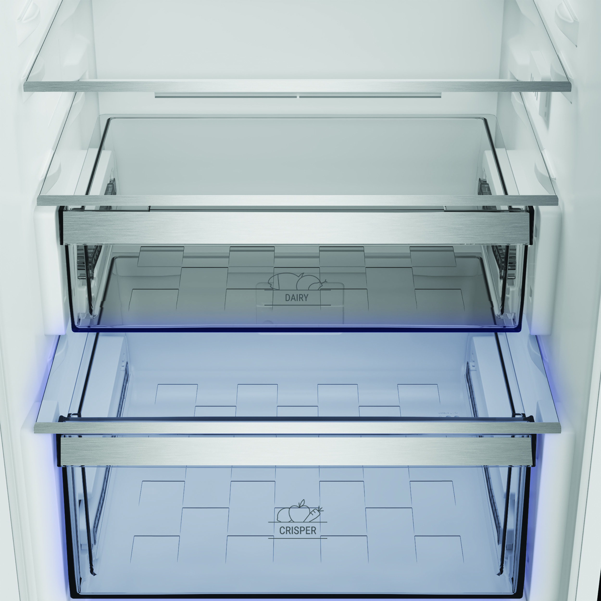 All'interno di un frigorifero bianco, sono visibili due cassetti in plastica trasparente con accenti argentati. Il cassetto superiore è etichettato 