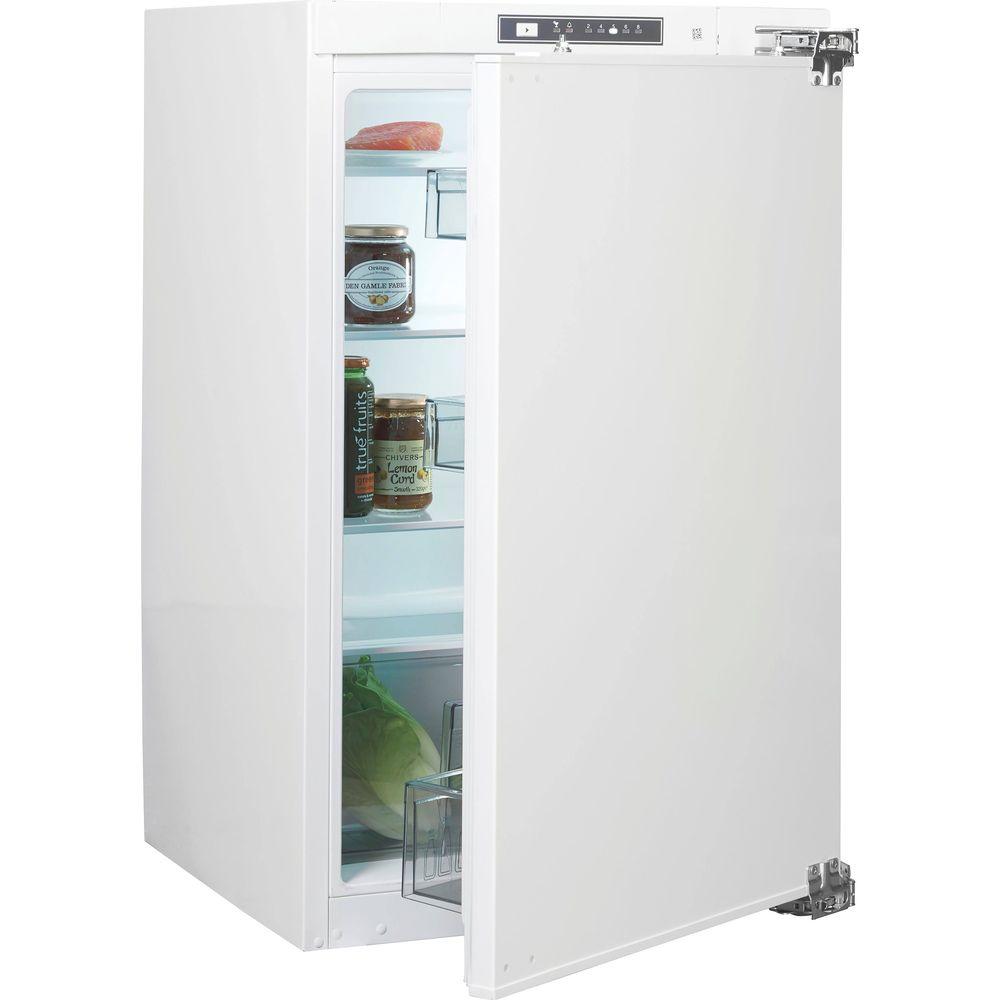 Ein weißer Kühlschrank mit leicht geöffneter Tür, der Regale mit Lebensmitteln wie Gläsern und Salat zeigt.