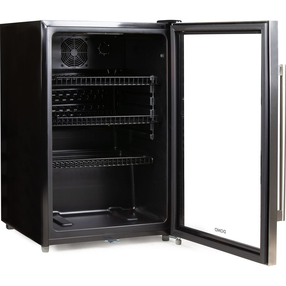 Un mini-frigo nero con la porta a vetri aperta, che rivela tre ripiani in filo metallico e una ventola all'interno, su sfondo bianco.