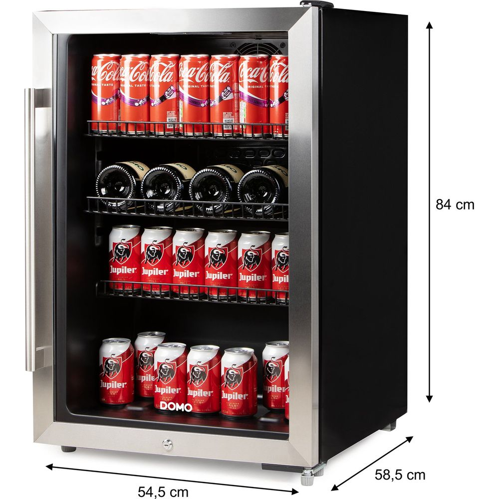 Un mini-frigo argento e nero con lattine Coca-Cola, Jupiler e bottiglie.