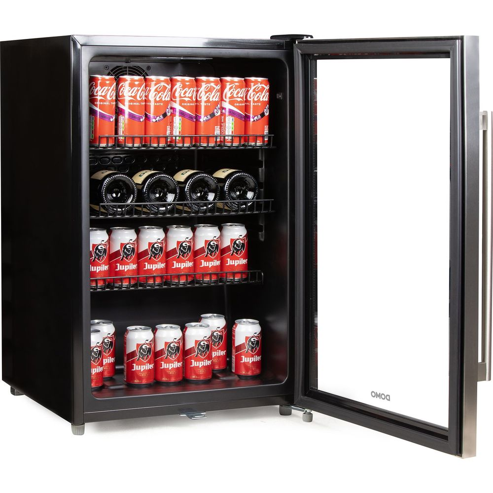 Mini-frigo nero con lattine Coca-Cola, bottiglie di vino e lattine Jupiler.